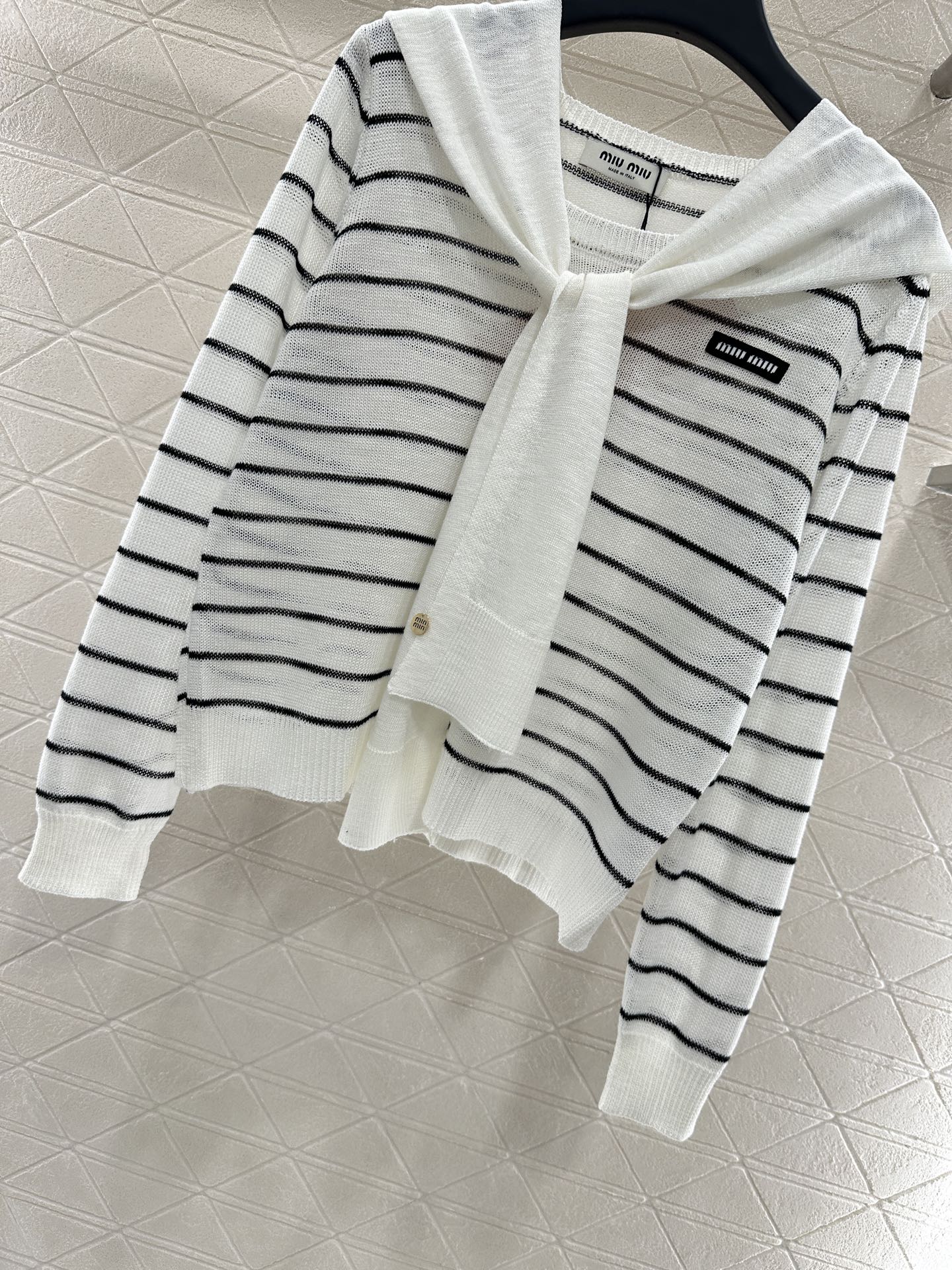 ♥Miumi*♥2025新品上架
    披肩领条纹针织上衣
定制YB羊毛纱线织造 密实细针工艺 呈现明