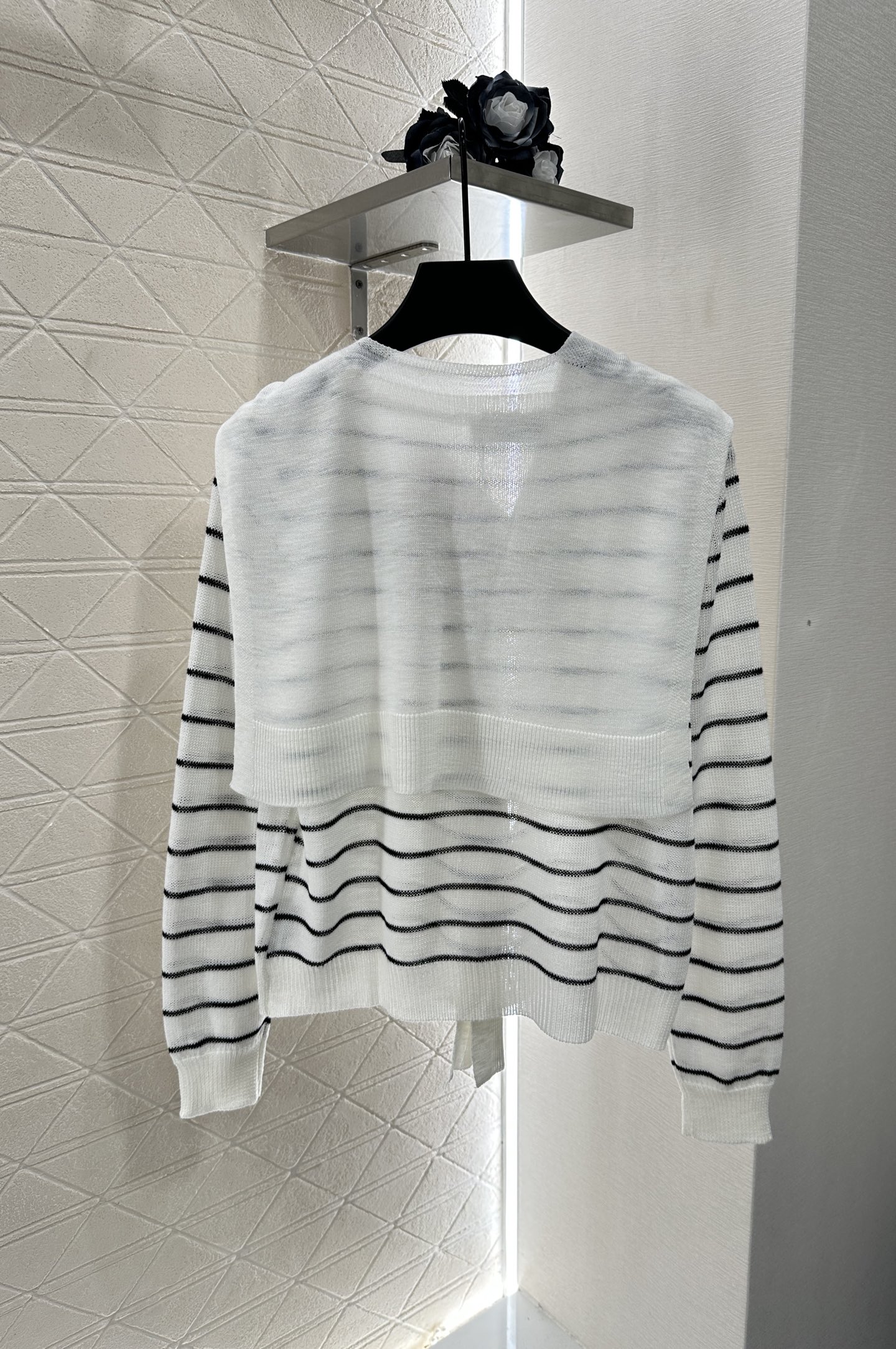 ♥Miumi*♥2025新品上架
    披肩领条纹针织上衣
定制YB羊毛纱线织造 密实细针工艺 呈现明