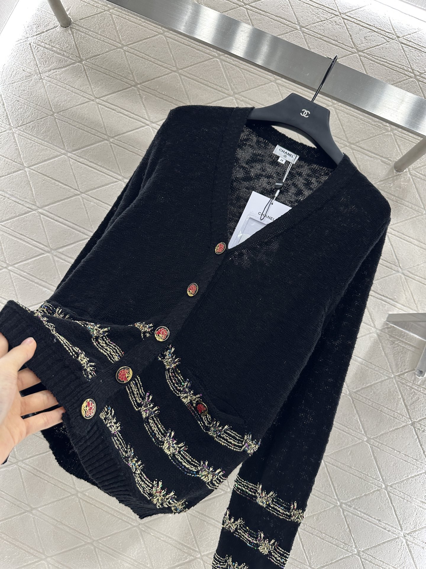 ♥Chane*♥2025新品上架
  金线刺绣下摆针织开衫
定制YB全棉纱线织造 柔软亲肤 垂顺舒适 廓