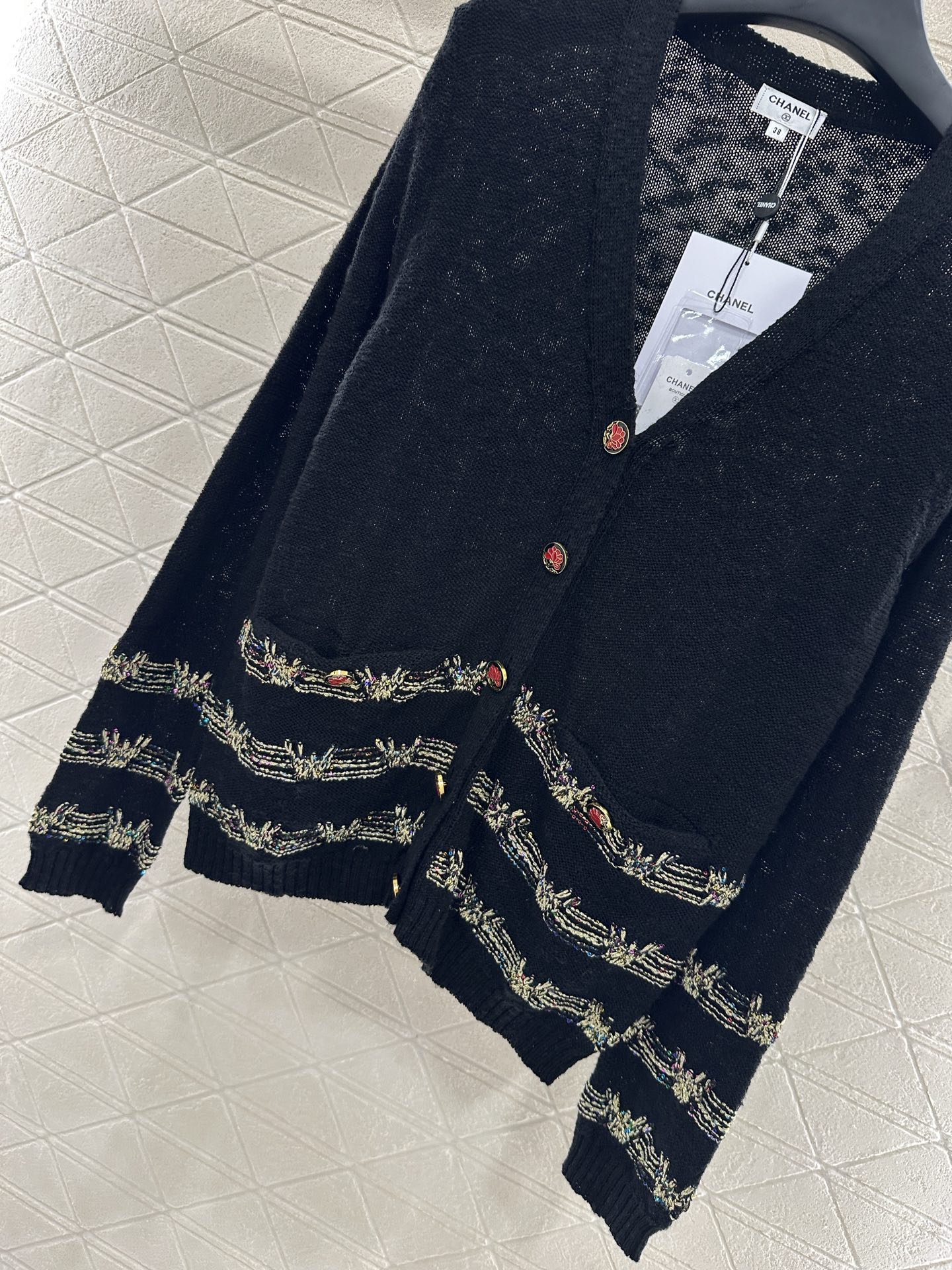 ♥Chane*♥2025新品上架
  金线刺绣下摆针织开衫
定制YB全棉纱线织造 柔软亲肤 垂顺舒适 廓