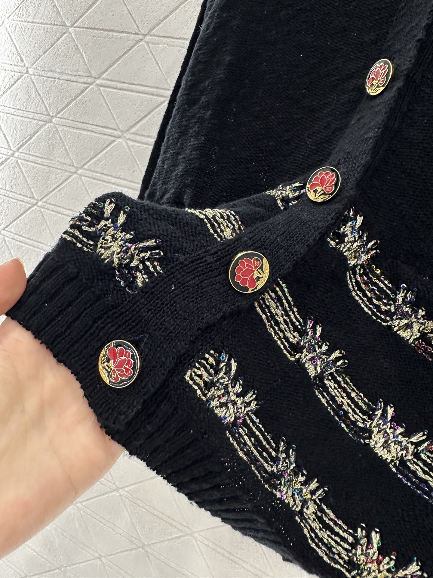 ♥Chane*♥2025新品上架
  金线刺绣下摆针织开衫
定制YB全棉纱线织造 柔软亲肤 垂顺舒适 廓