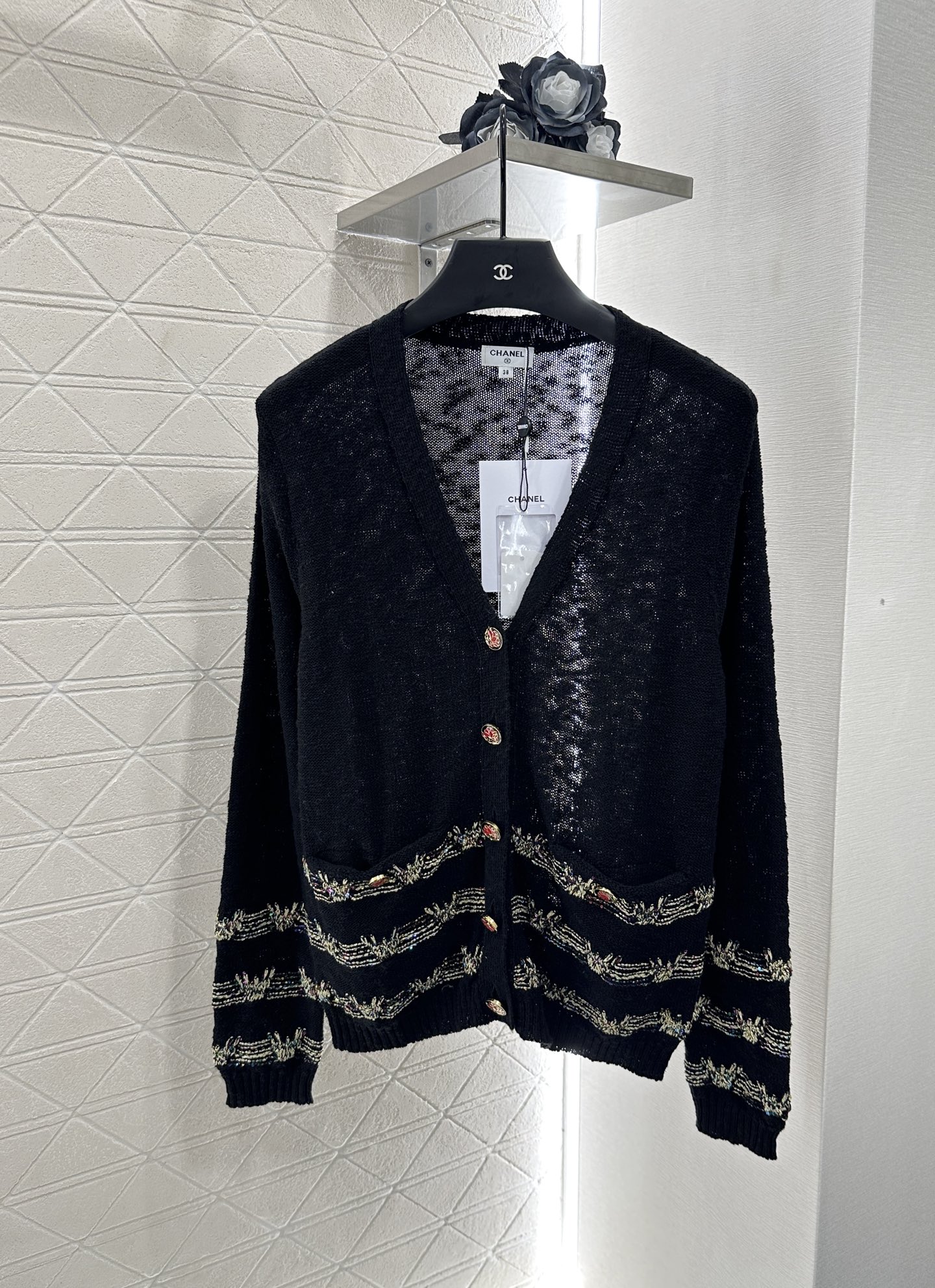 ♥Chane*♥2025新品上架
  金线刺绣下摆针织开衫
定制YB全棉纱线织造 柔软亲肤 垂顺舒适 廓