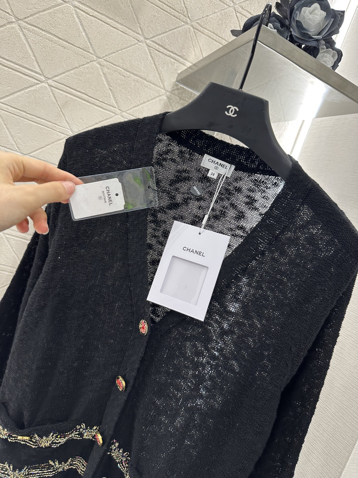 ♥Chane*♥2025新品上架
  金线刺绣下摆针织开衫
定制YB全棉纱线织造 柔软亲肤 垂顺舒适 廓