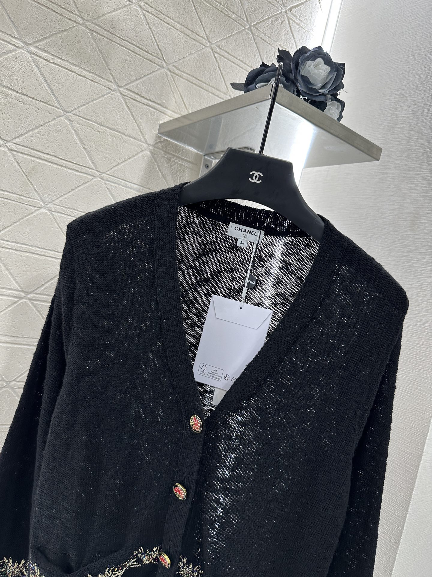 ♥Chane*♥2025新品上架
  金线刺绣下摆针织开衫
定制YB全棉纱线织造 柔软亲肤 垂顺舒适 廓