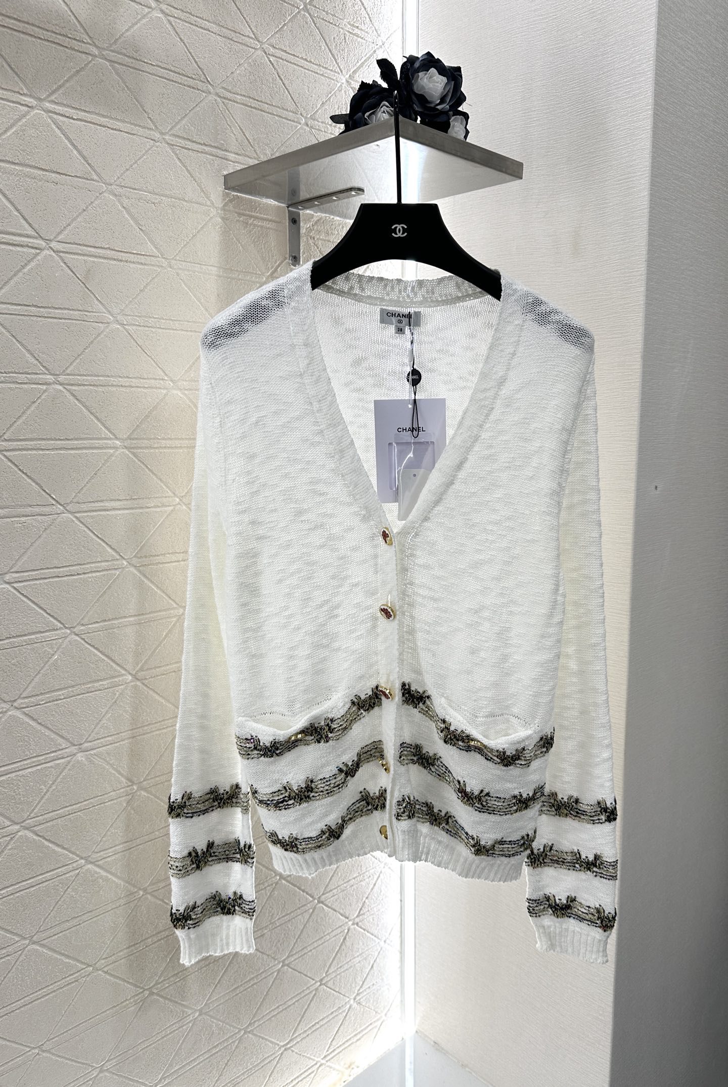 ♥Chane*♥2025新品上架
  金线刺绣下摆针织开衫
定制YB全棉纱线织造 柔软亲肤 垂顺舒适 廓