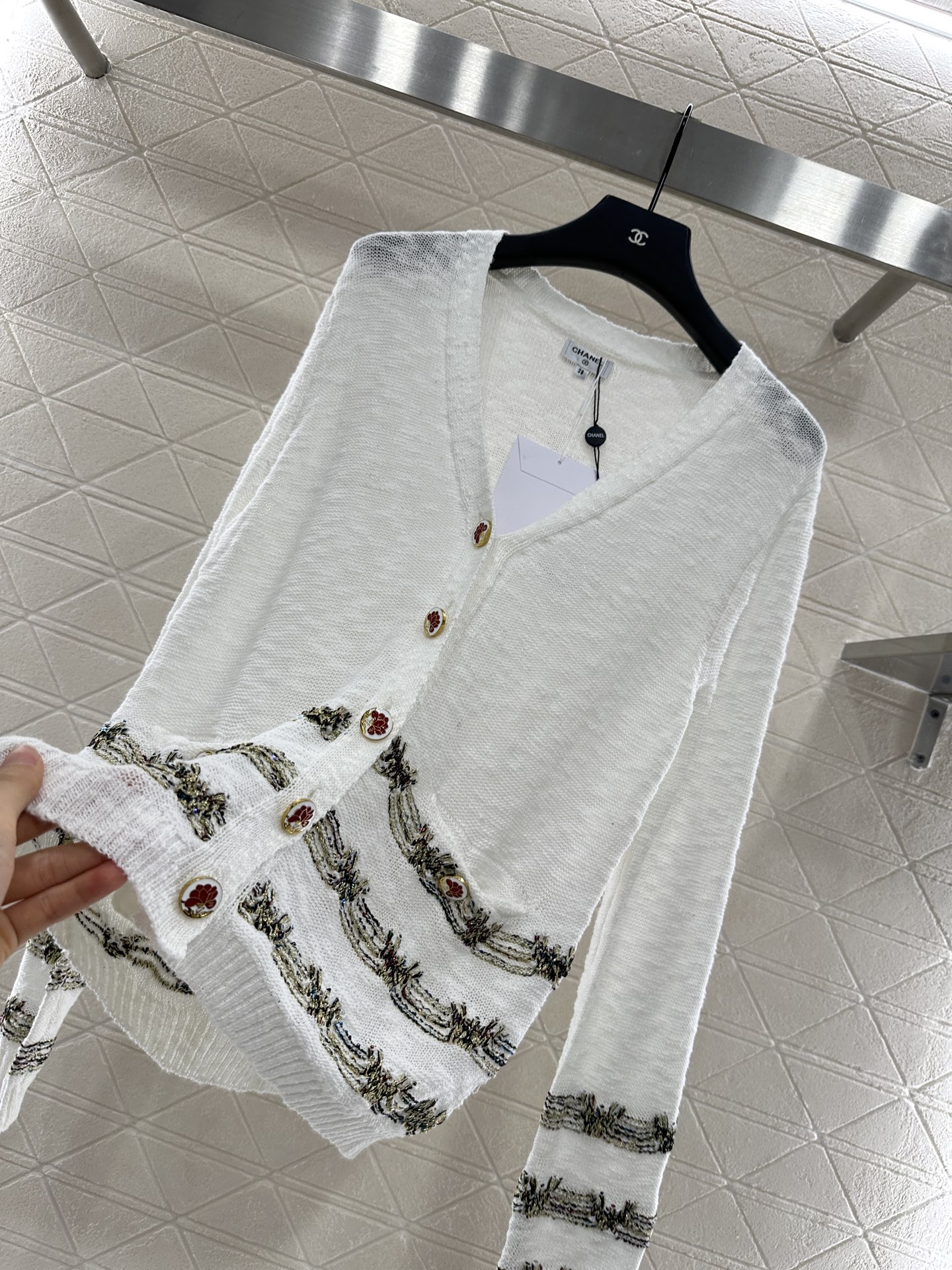 ♥Chane*♥2025新品上架
  金线刺绣下摆针织开衫
定制YB全棉纱线织造 柔软亲肤 垂顺舒适 廓