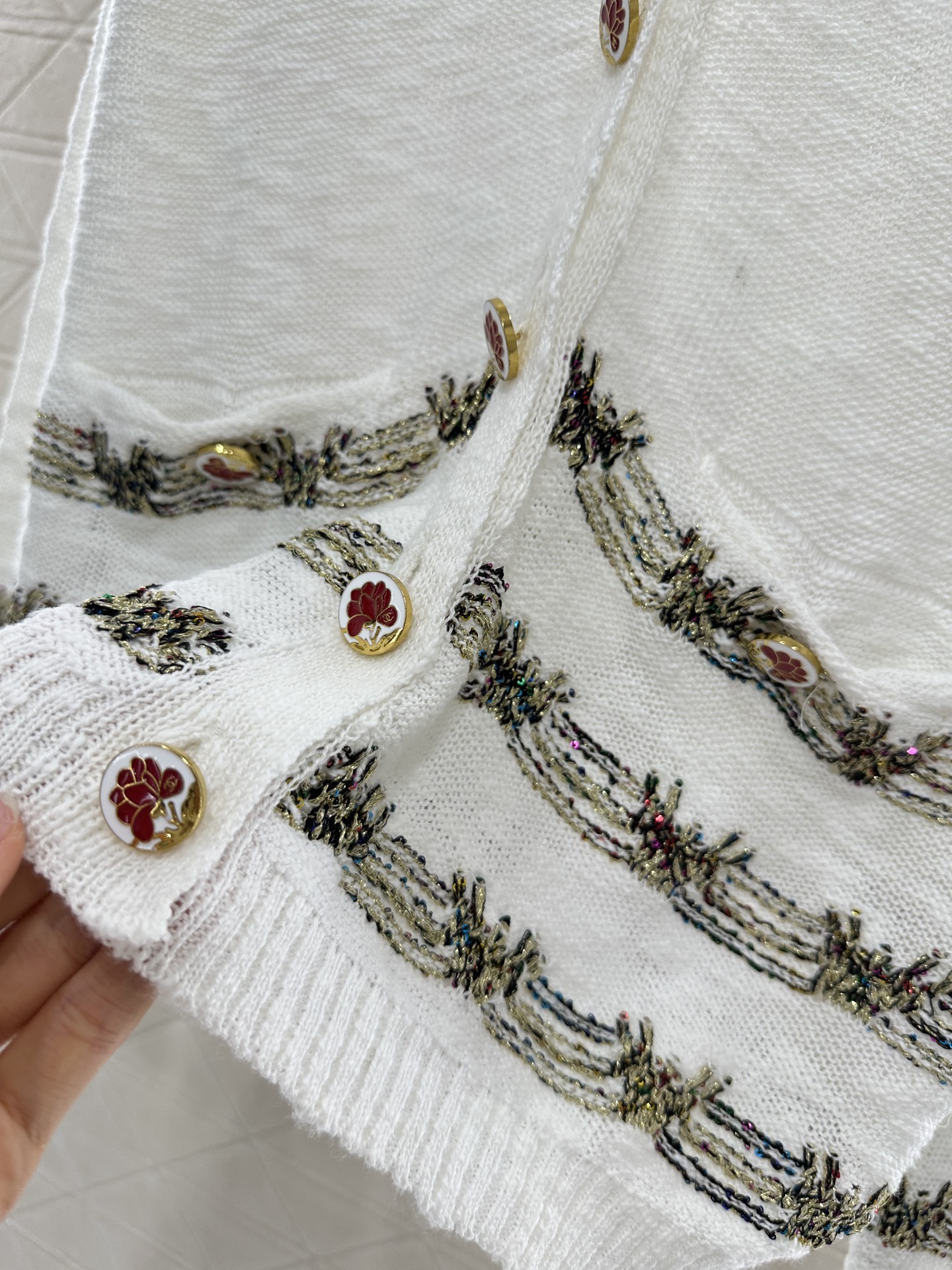 ♥Chane*♥2025新品上架
  金线刺绣下摆针织开衫
定制YB全棉纱线织造 柔软亲肤 垂顺舒适 廓