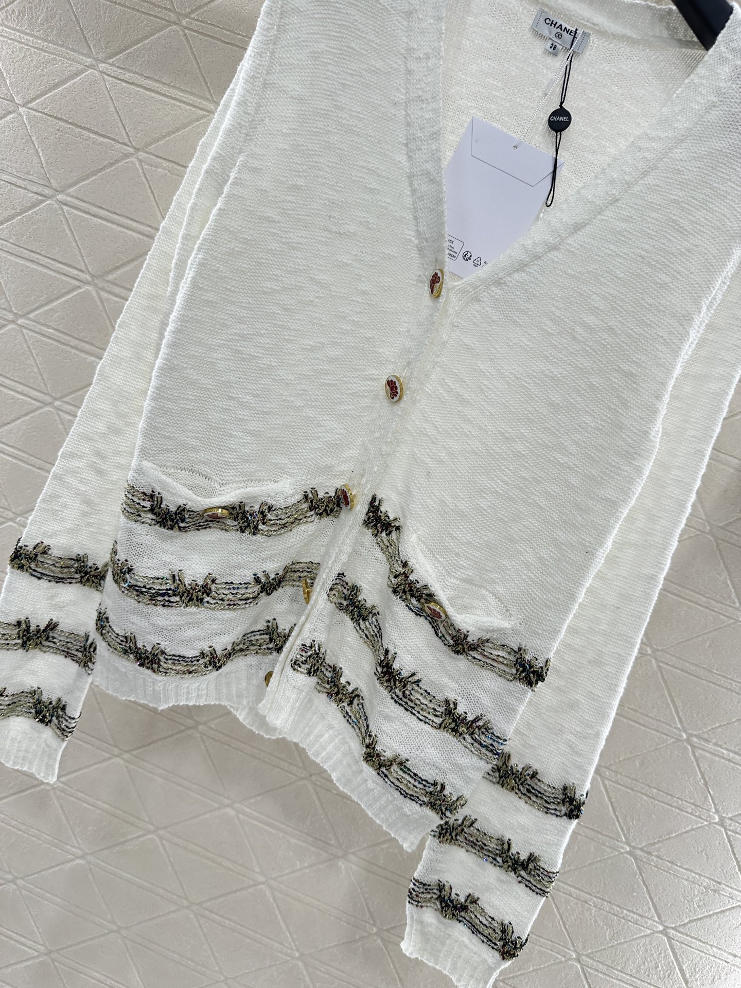 ♥Chane*♥2025新品上架
  金线刺绣下摆针织开衫
定制YB全棉纱线织造 柔软亲肤 垂顺舒适 廓