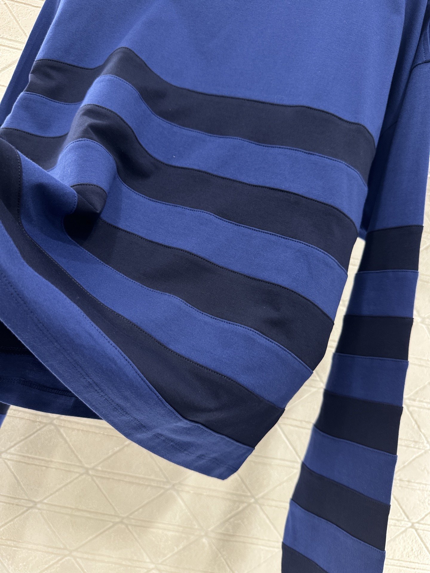 ♥Miumi*♥2025新品上架
      条纹拼接一字肩长袖
定制YB进口棉府绸材质 透气舒适 质感