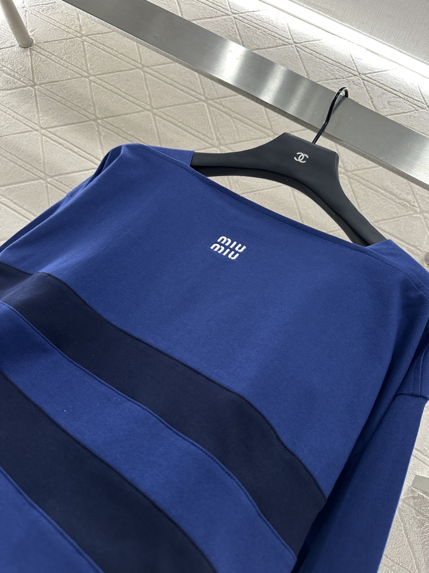 ♥Miumi*♥2025新品上架
      条纹拼接一字肩长袖
定制YB进口棉府绸材质 透气舒适 质感