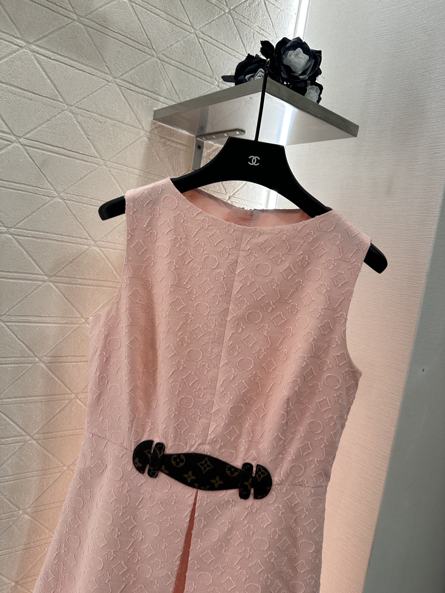 ♥Louis Vuitto*♥2025新品上架
      提花收腰无袖连衣裙
定制YB进口提花全棉材质