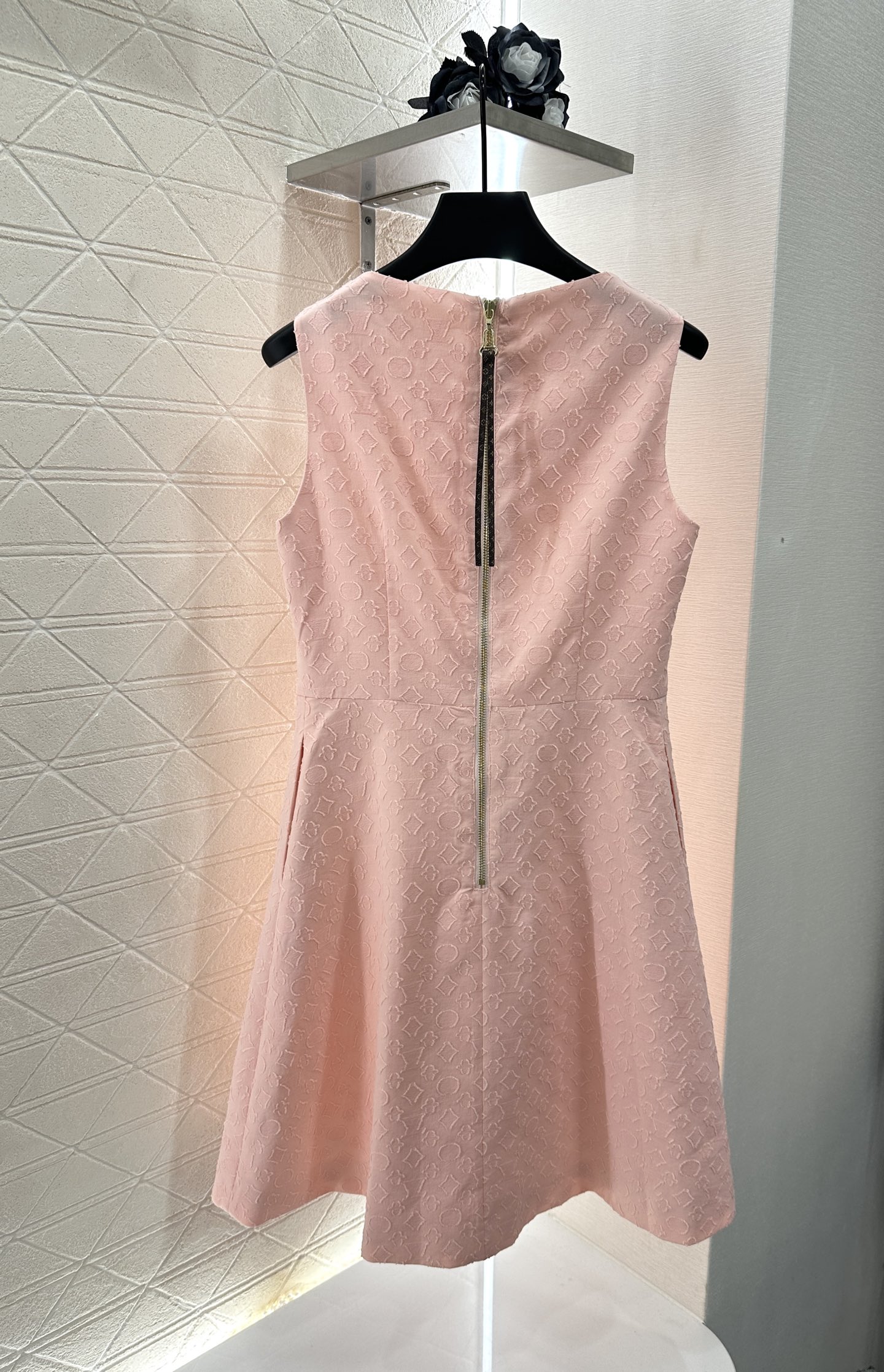 ♥Louis Vuitto*♥2025新品上架
      提花收腰无袖连衣裙
定制YB进口提花全棉材质