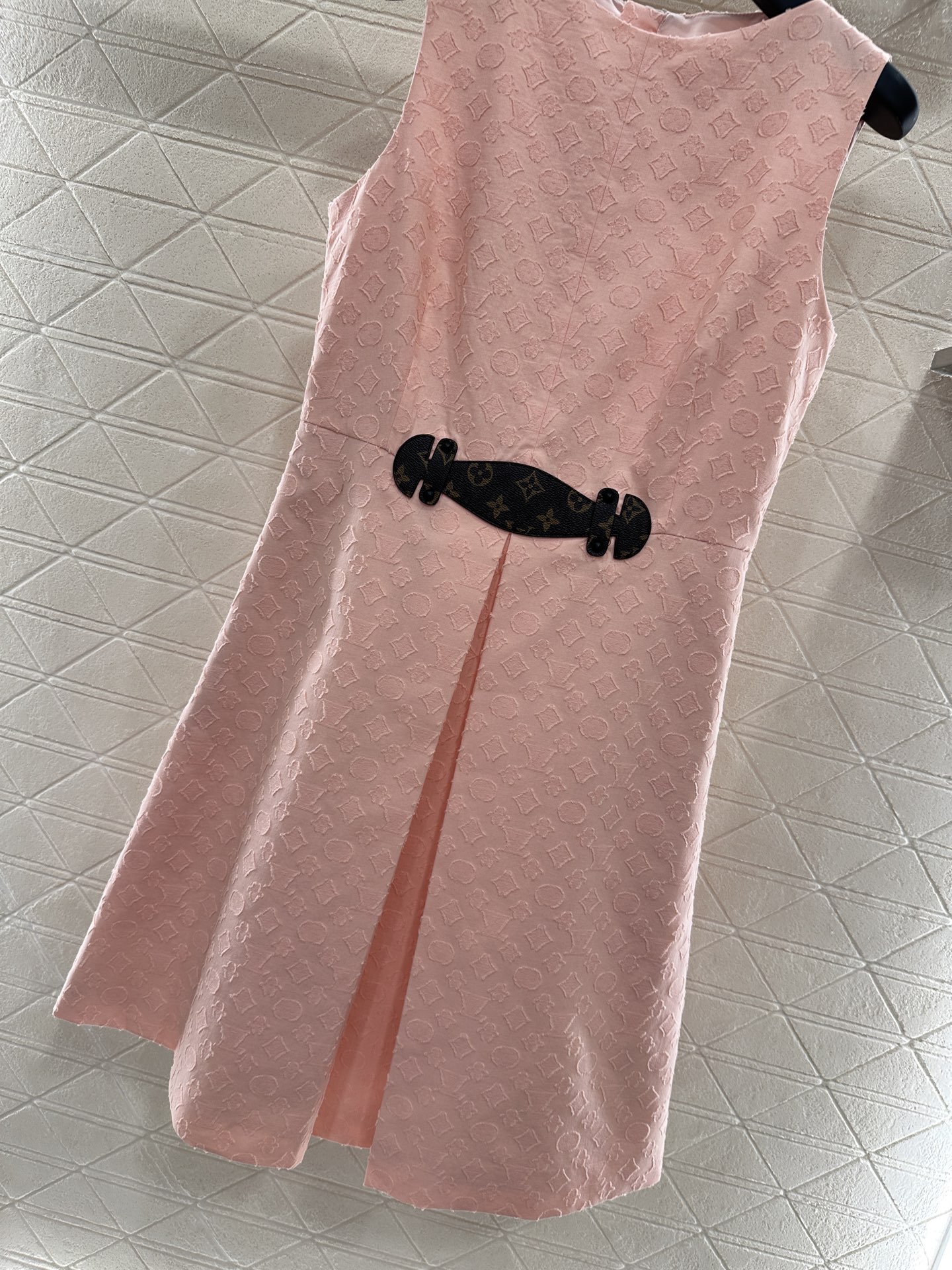 ♥Louis Vuitto*♥2025新品上架
      提花收腰无袖连衣裙
定制YB进口提花全棉材质