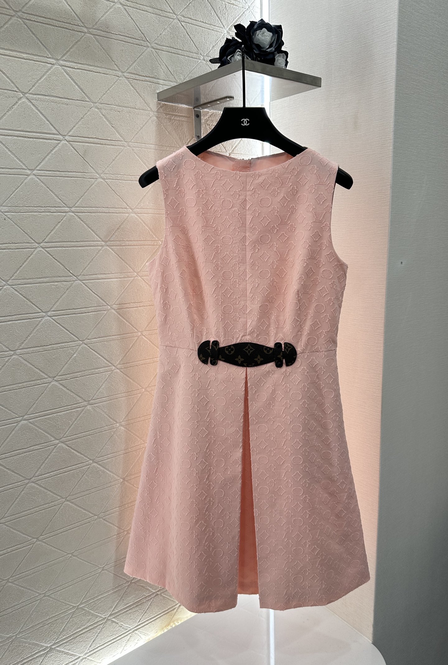 ♥Louis Vuitto*♥2025新品上架
      提花收腰无袖连衣裙
定制YB进口提花全棉材质