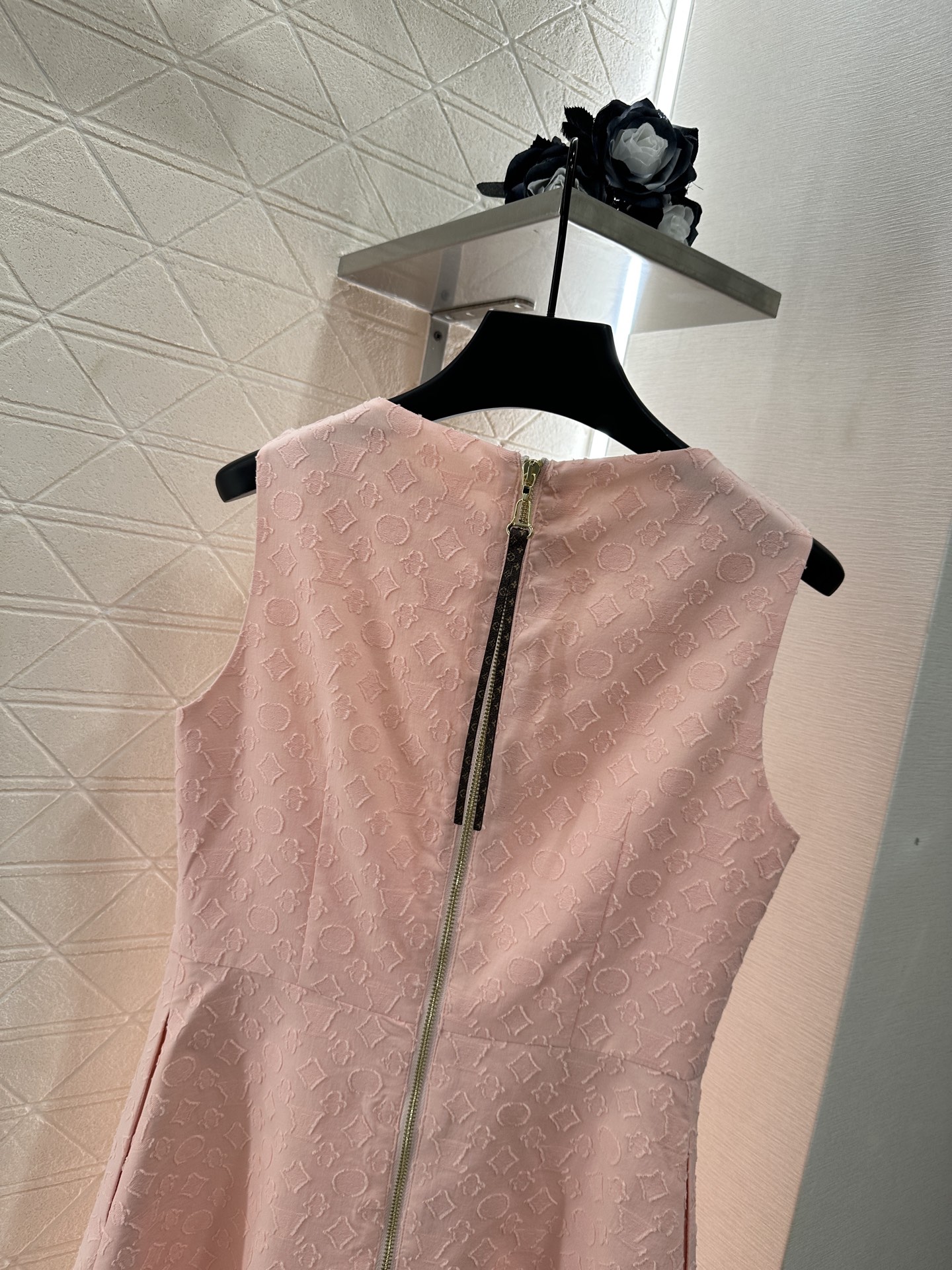 ♥Louis Vuitto*♥2025新品上架
      提花收腰无袖连衣裙
定制YB进口提花全棉材质