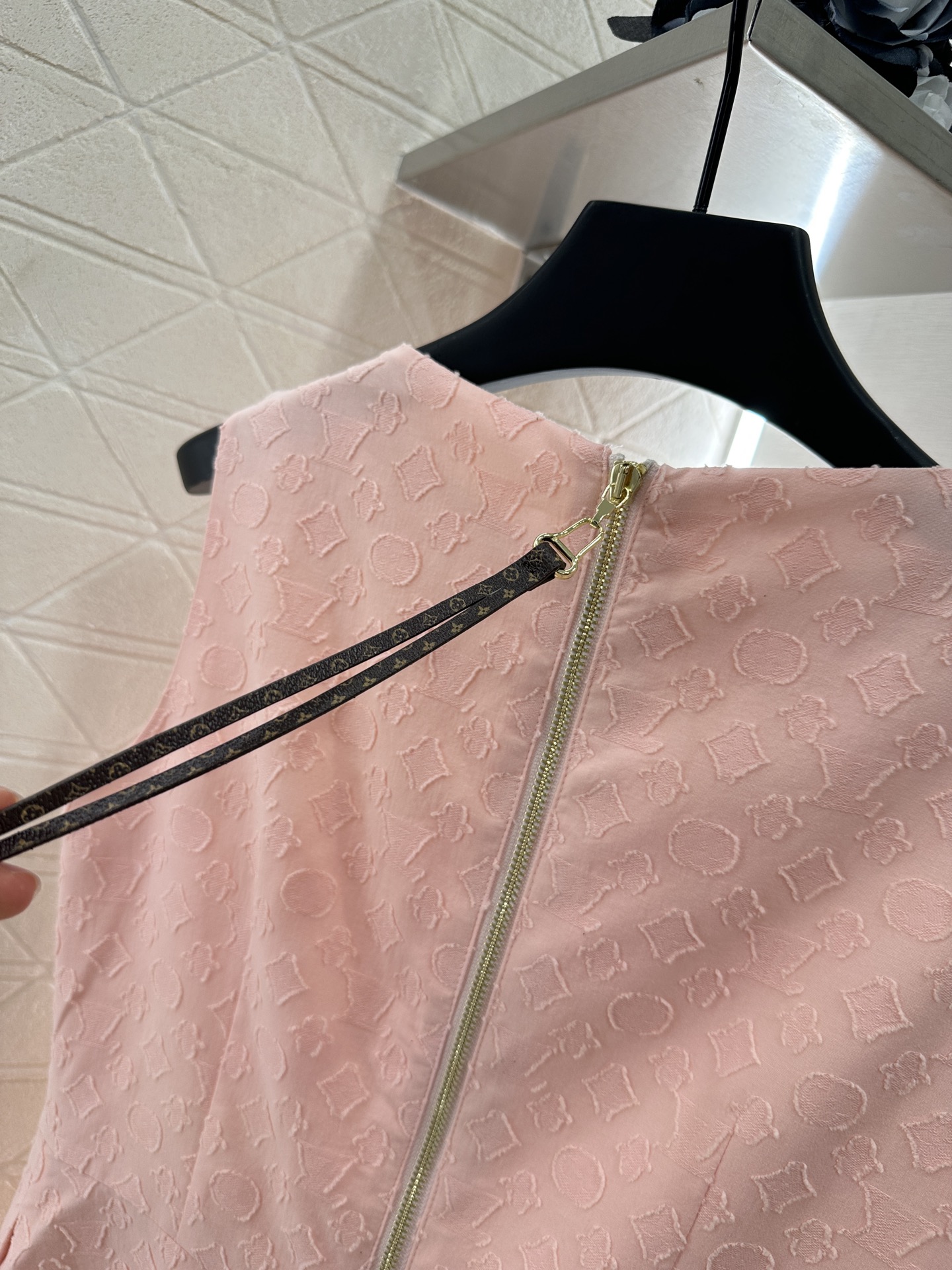 ♥Louis Vuitto*♥2025新品上架
      提花收腰无袖连衣裙
定制YB进口提花全棉材质