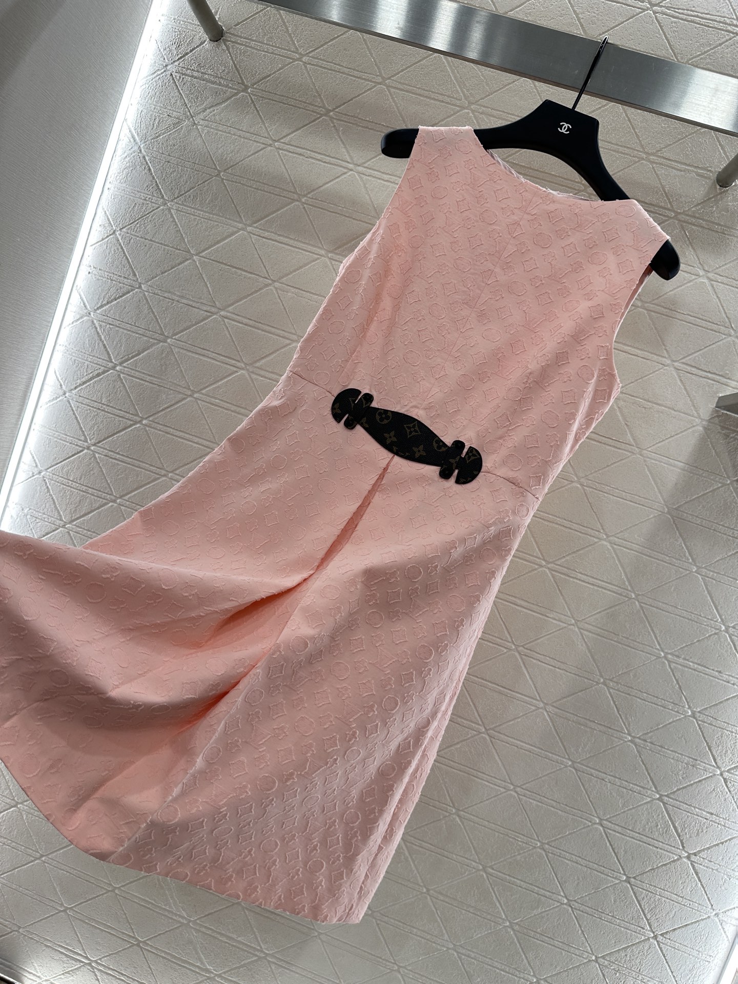 ♥Louis Vuitto*♥2025新品上架
      提花收腰无袖连衣裙
定制YB进口提花全棉材质