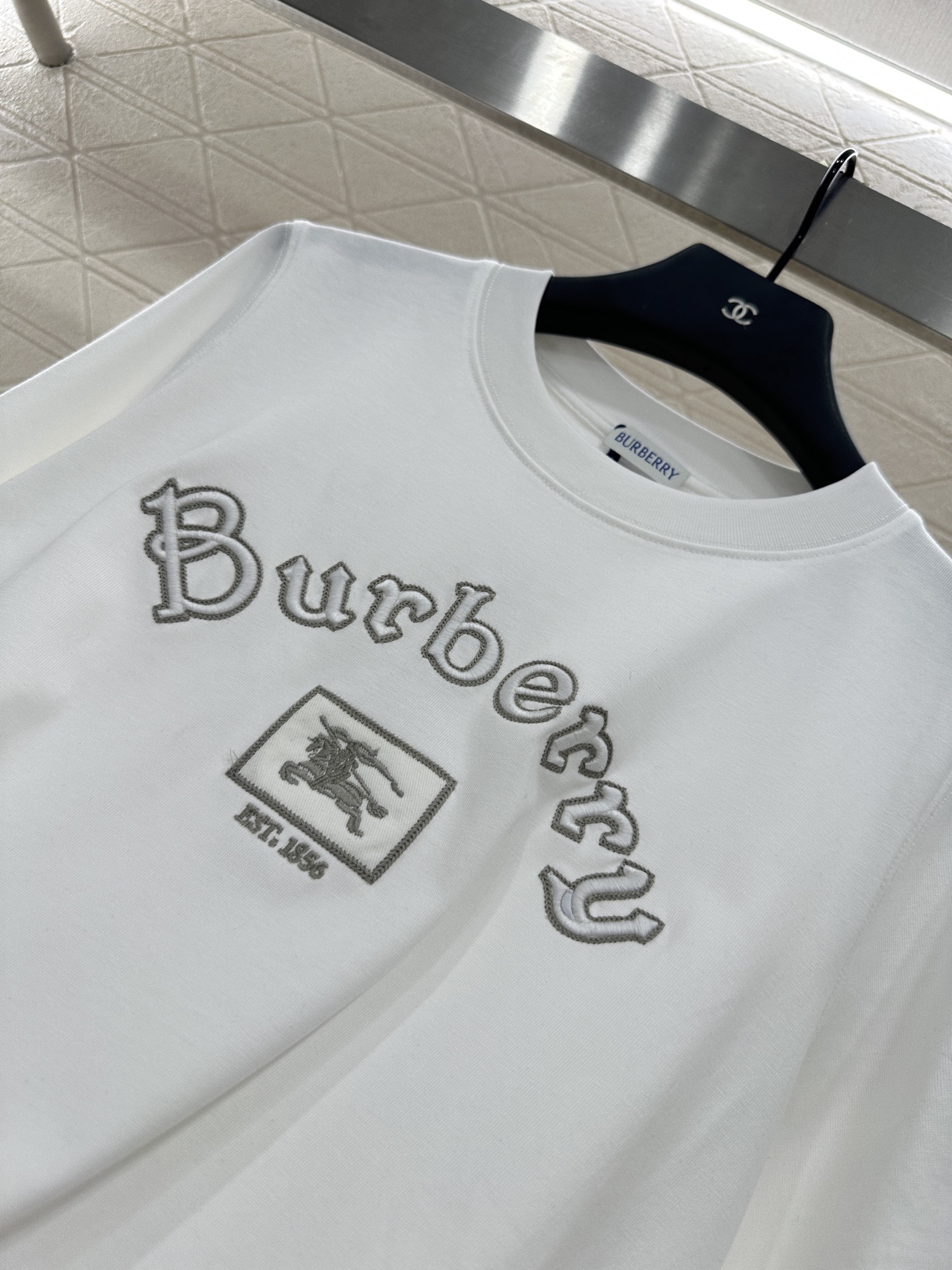 ♥BURBERR*♥2025新品上架
     圆领刺绣战马𝑇𝑒𝑒
定制YB原生全棉材质 透气舒适 质感