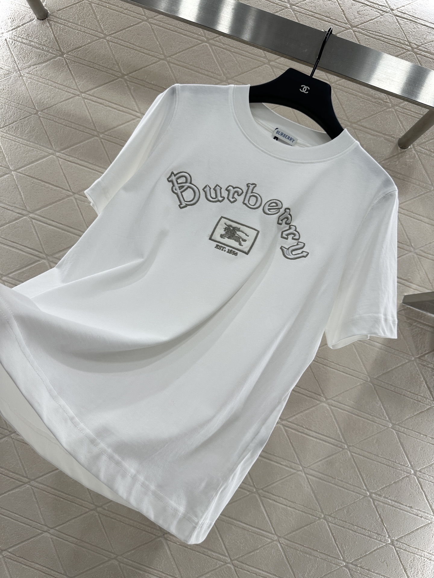 ♥BURBERR*♥2025新品上架
     圆领刺绣战马𝑇𝑒𝑒
定制YB原生全棉材质 透气舒适 质感