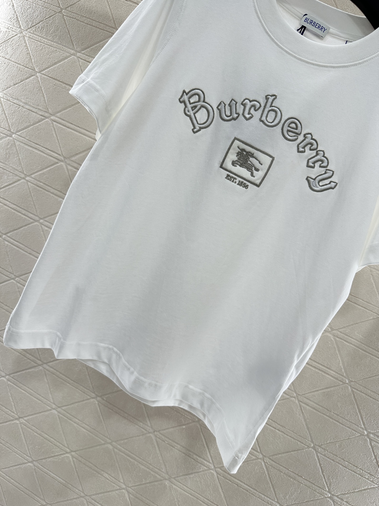 ♥BURBERR*♥2025新品上架
     圆领刺绣战马𝑇𝑒𝑒
定制YB原生全棉材质 透气舒适 质感