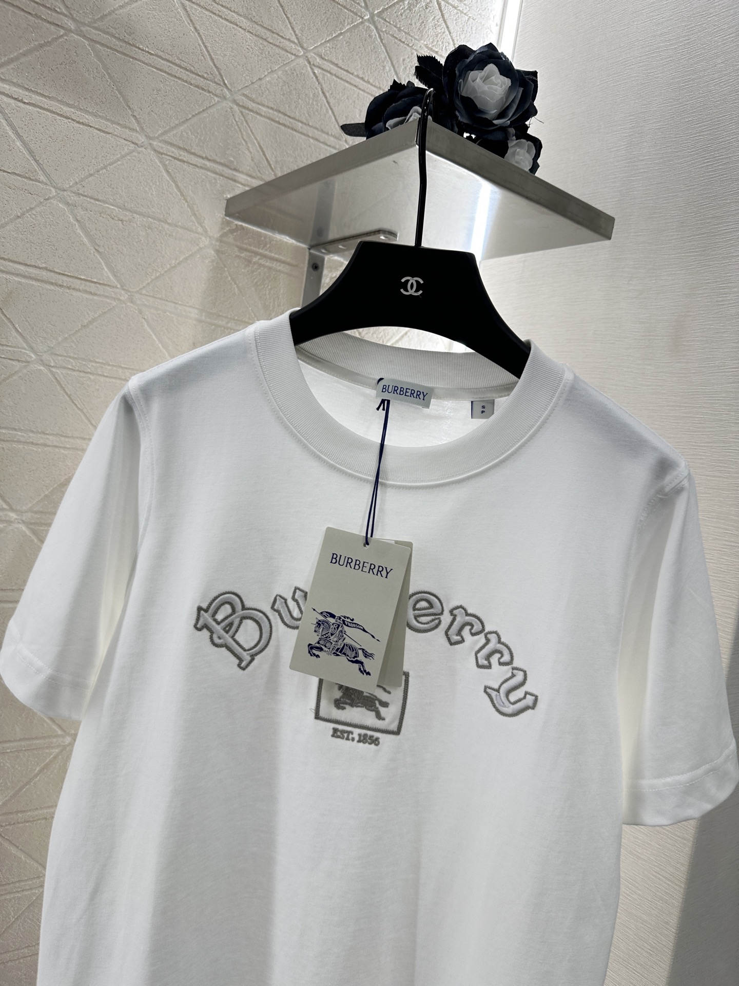 ♥BURBERR*♥2025新品上架
     圆领刺绣战马𝑇𝑒𝑒
定制YB原生全棉材质 透气舒适 质感