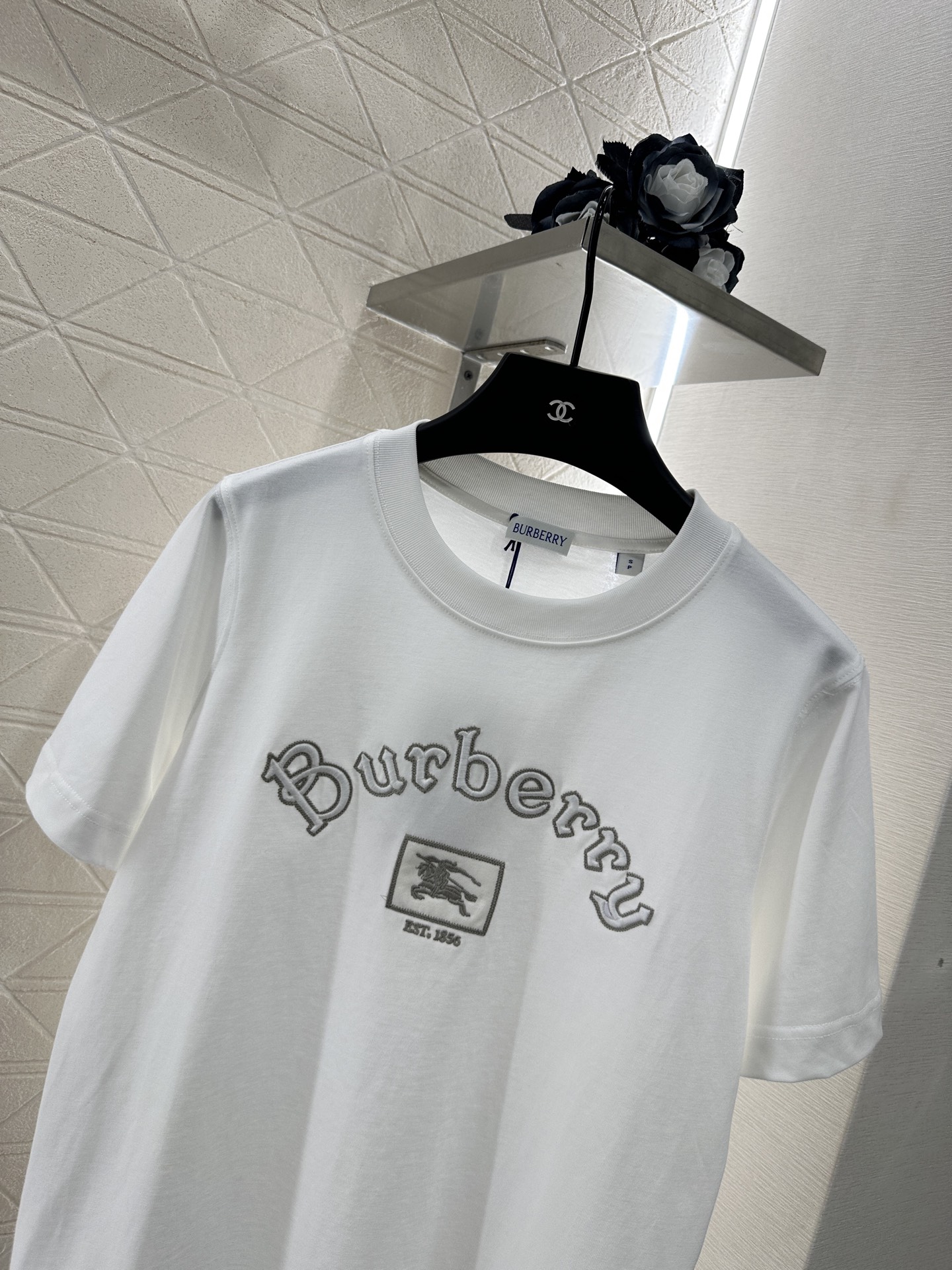 ♥BURBERR*♥2025新品上架
     圆领刺绣战马𝑇𝑒𝑒
定制YB原生全棉材质 透气舒适 质感