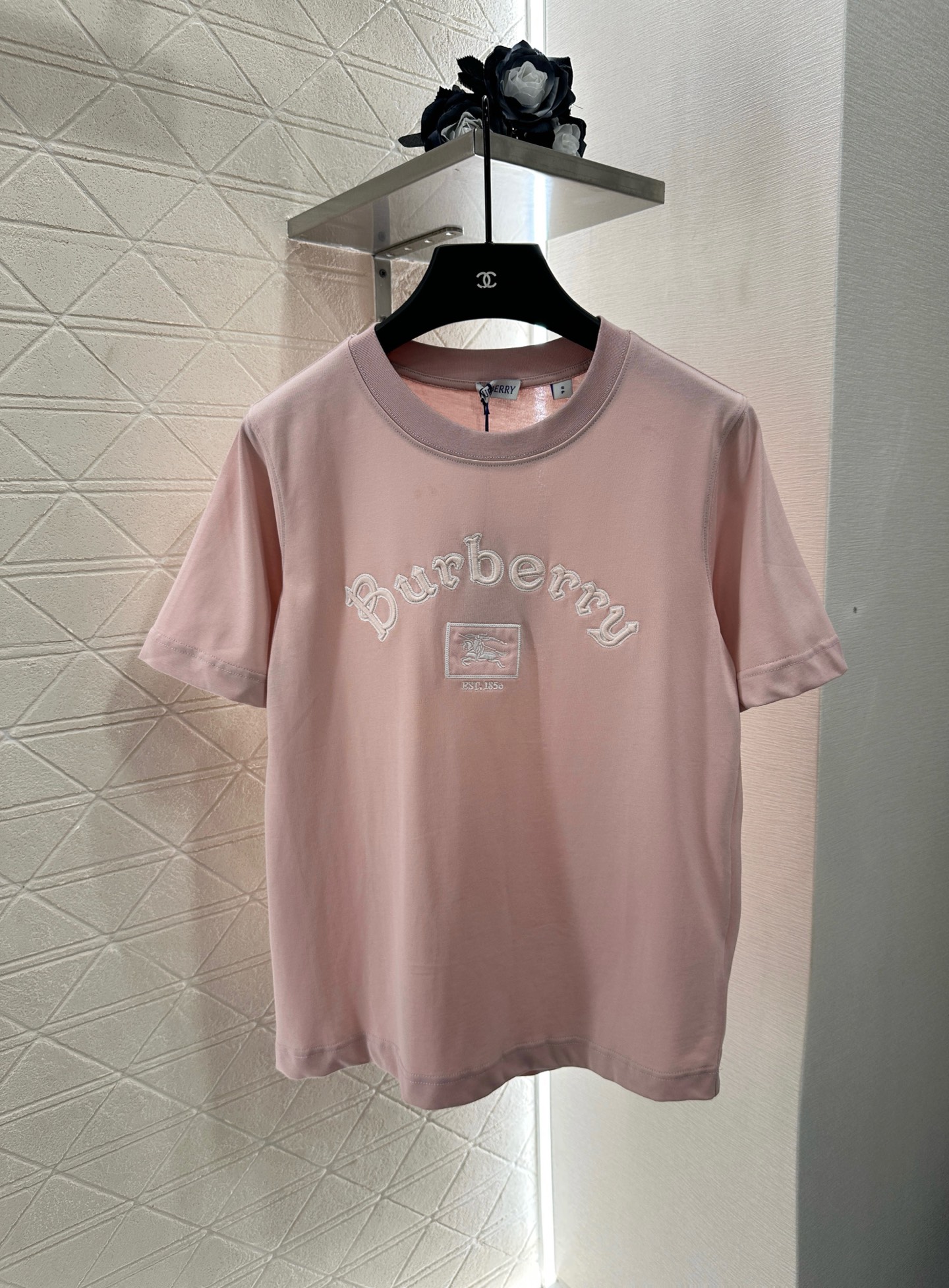 ♥BURBERR*♥2025新品上架
     圆领刺绣战马𝑇𝑒𝑒
定制YB原生全棉材质 透气舒适 质感