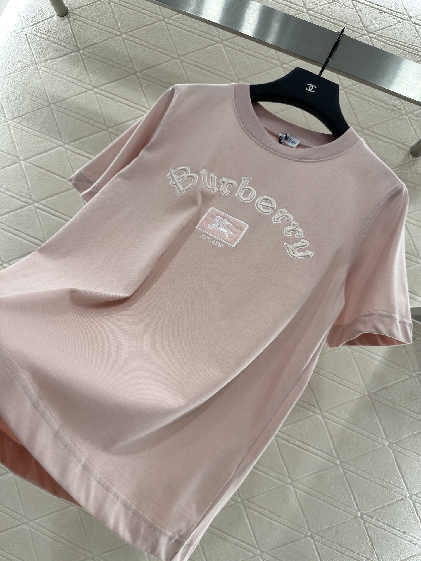 ♥BURBERR*♥2025新品上架
     圆领刺绣战马𝑇𝑒𝑒
定制YB原生全棉材质 透气舒适 质感