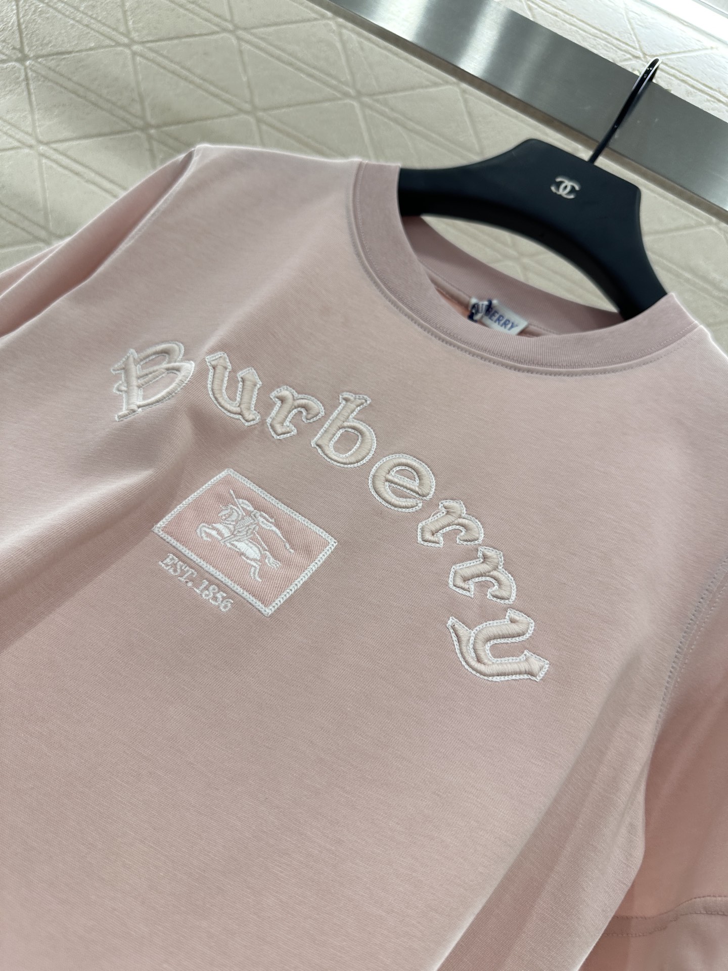 ♥BURBERR*♥2025新品上架
     圆领刺绣战马𝑇𝑒𝑒
定制YB原生全棉材质 透气舒适 质感