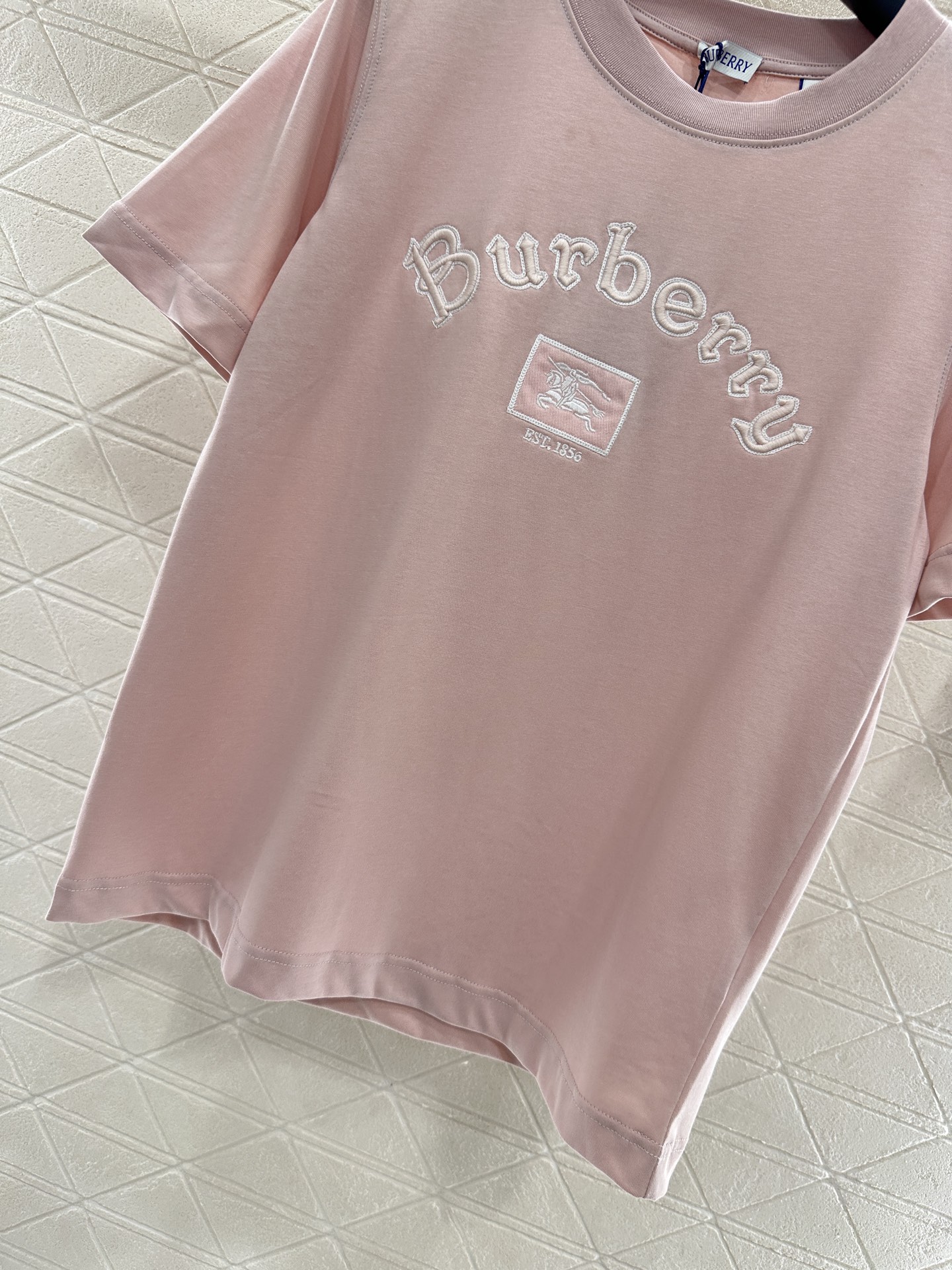 ♥BURBERR*♥2025新品上架
     圆领刺绣战马𝑇𝑒𝑒
定制YB原生全棉材质 透气舒适 质感