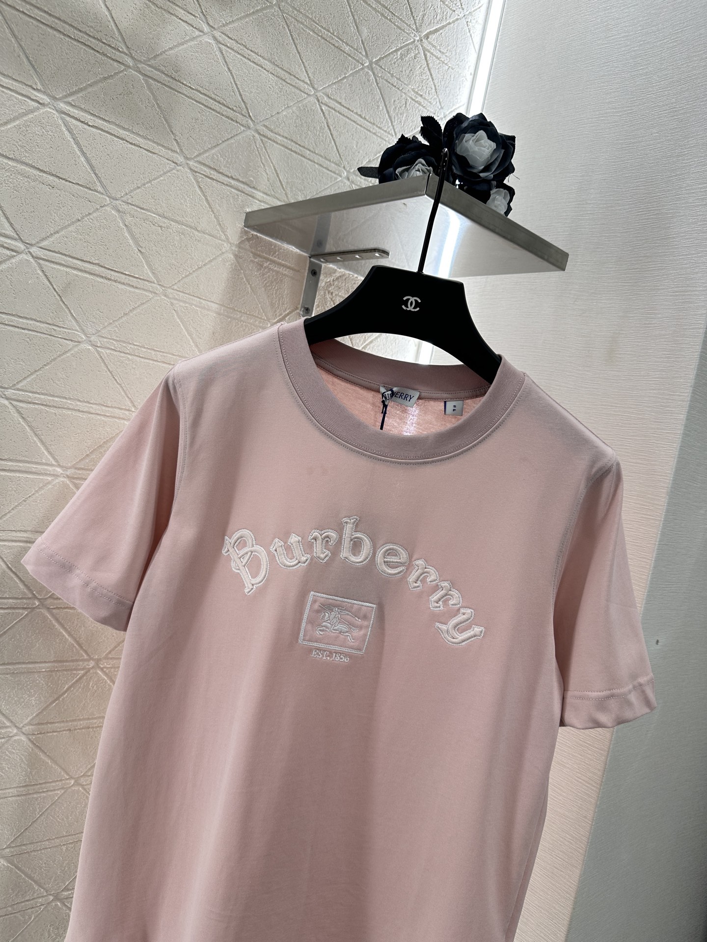 ♥BURBERR*♥2025新品上架
     圆领刺绣战马𝑇𝑒𝑒
定制YB原生全棉材质 透气舒适 质感