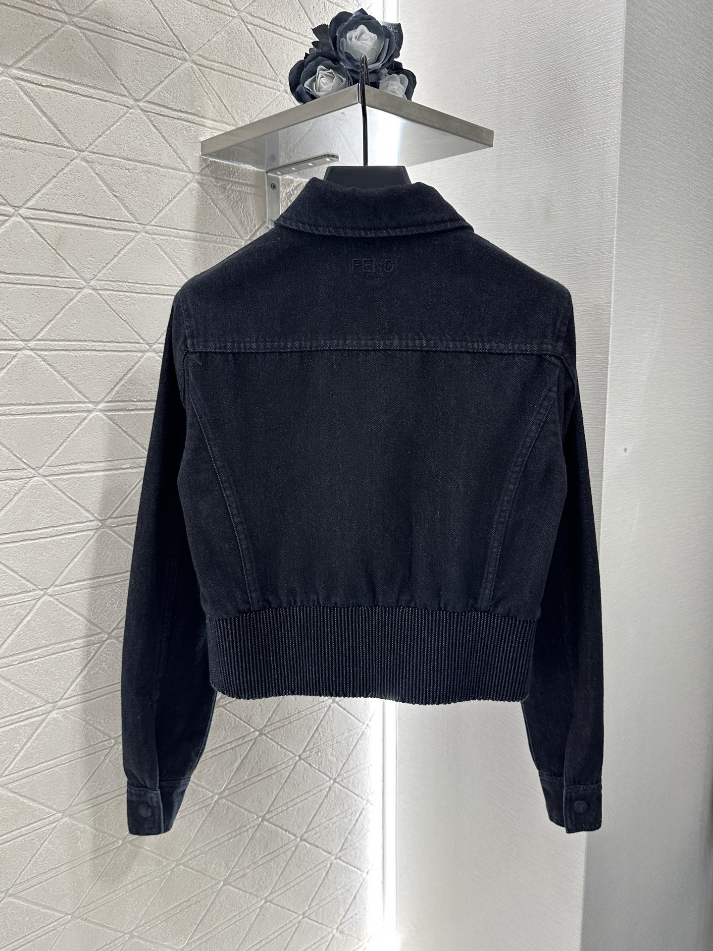 ♥Fend*♥2025新品上架
 复古牛仔夹克长裤套装
定制YB斜纹棉牛仔材质 舒适柔软 透气好穿 水洗