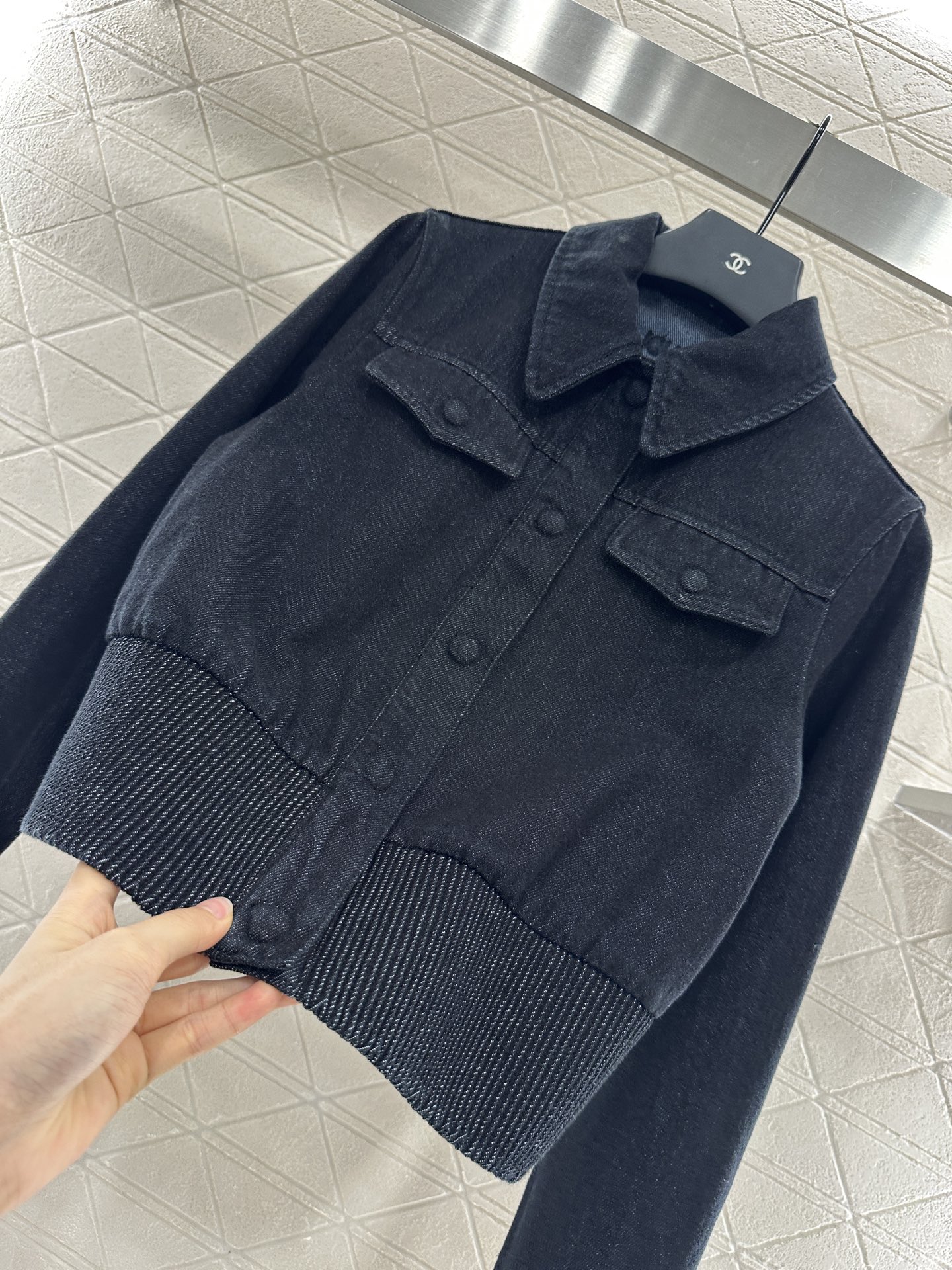 ♥Fend*♥2025新品上架
 复古牛仔夹克长裤套装
定制YB斜纹棉牛仔材质 舒适柔软 透气好穿 水洗