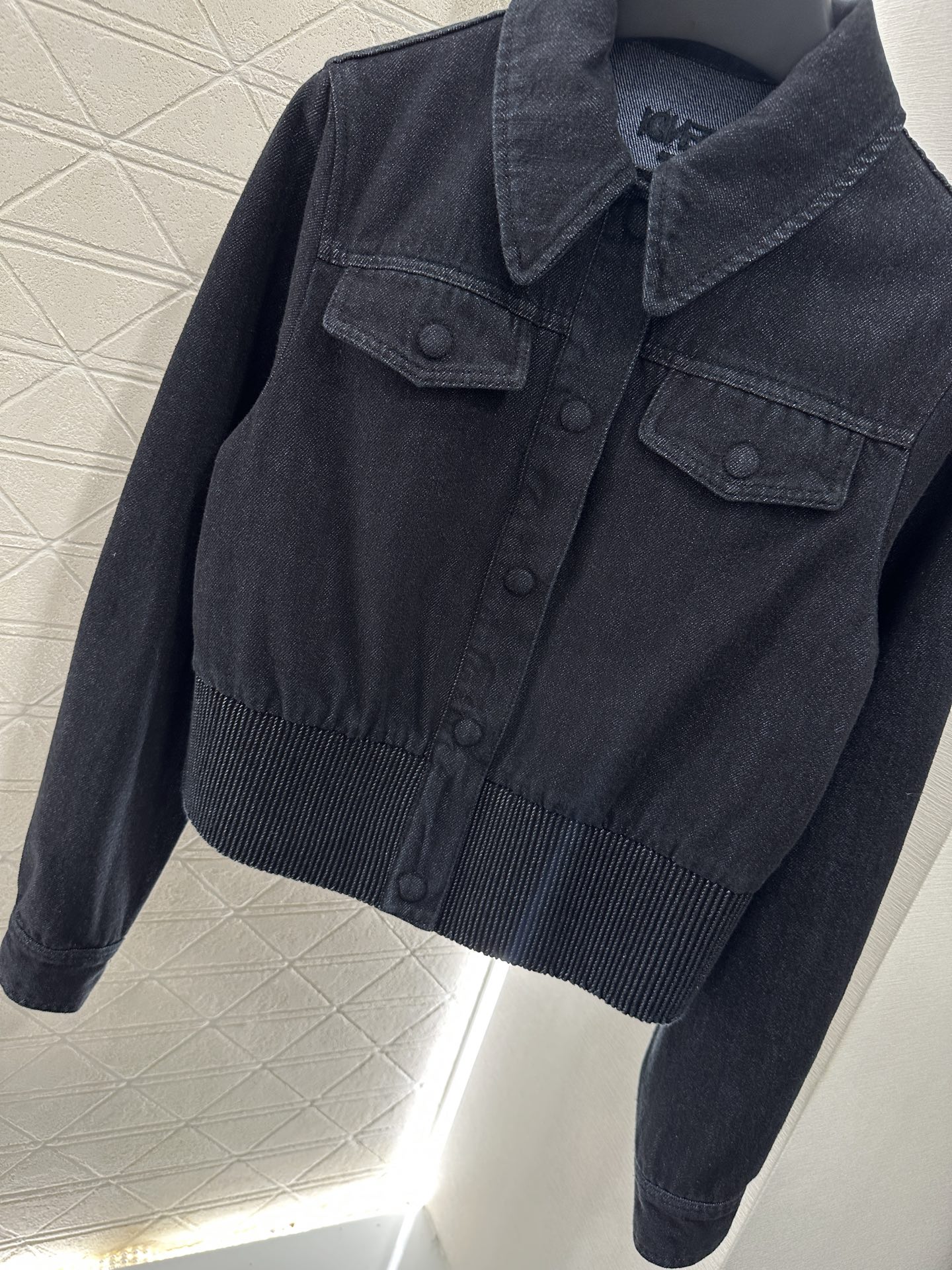 ♥Fend*♥2025新品上架
 复古牛仔夹克长裤套装
定制YB斜纹棉牛仔材质 舒适柔软 透气好穿 水洗