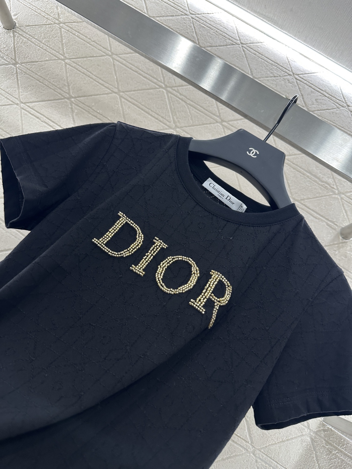 ♥Dio*♥2025新品上架
   菱格钉珠𝑇𝑒𝑒
定制YB斜纹全棉材质 透气舒适 质感十足 修身短袖T