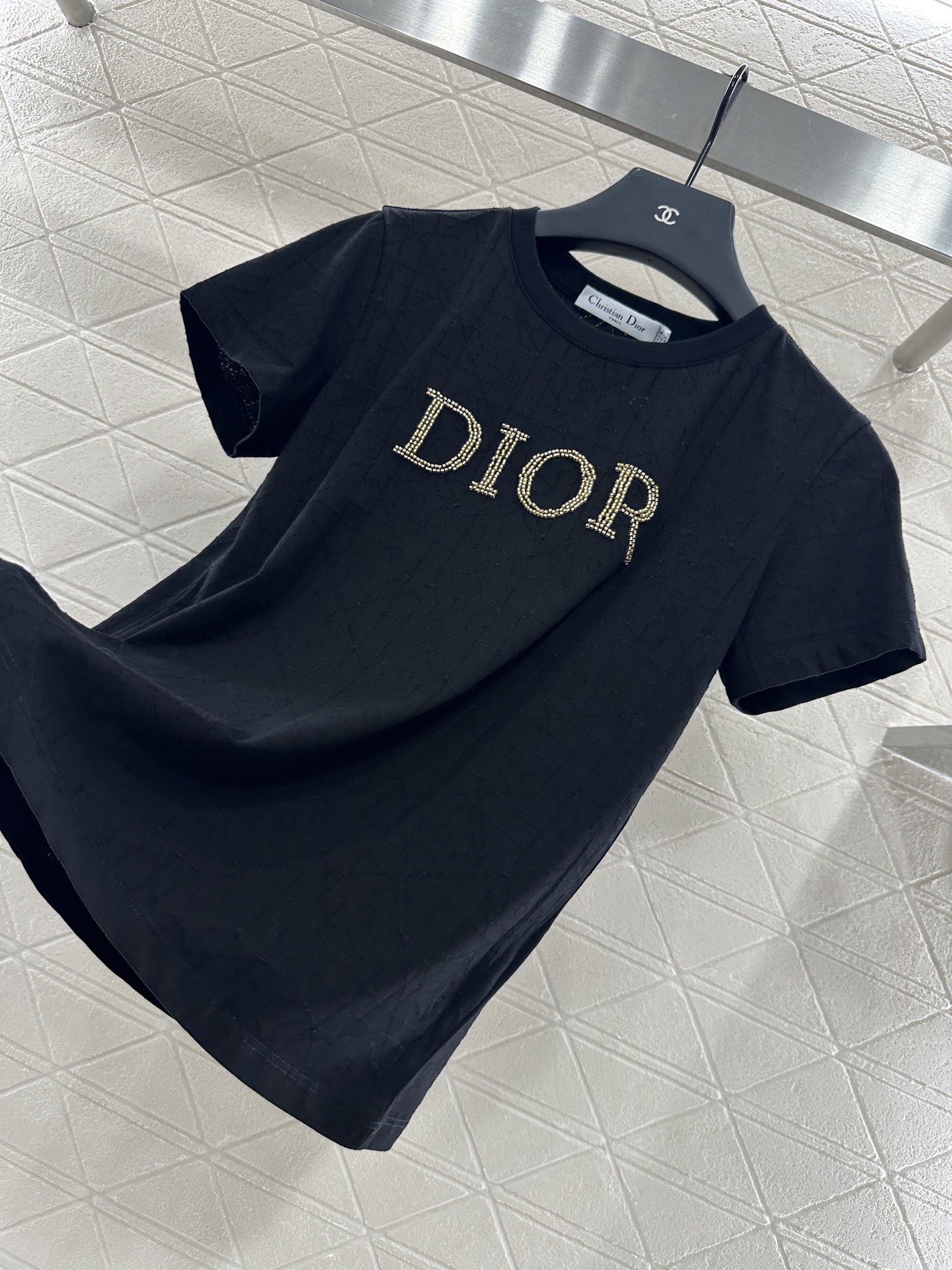 ♥Dio*♥2025新品上架
   菱格钉珠𝑇𝑒𝑒
定制YB斜纹全棉材质 透气舒适 质感十足 修身短袖T