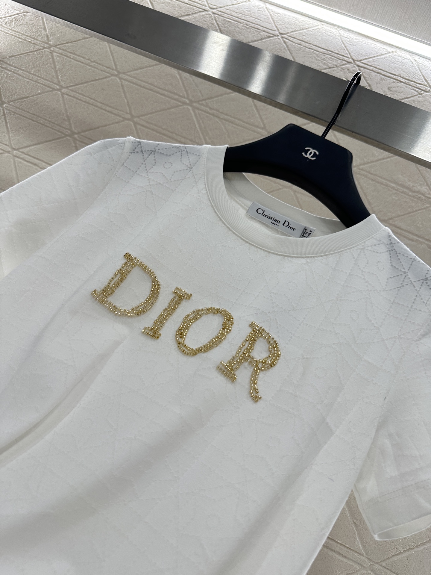 ♥Dio*♥2025新品上架
   菱格钉珠𝑇𝑒𝑒
定制YB斜纹全棉材质 透气舒适 质感十足 修身短袖T