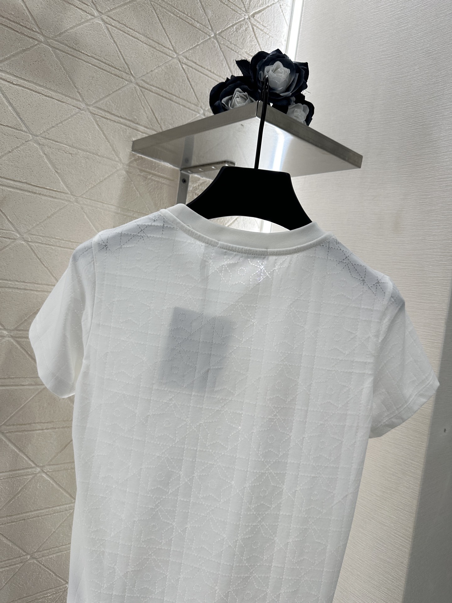 ♥Dio*♥2025新品上架
   菱格钉珠𝑇𝑒𝑒
定制YB斜纹全棉材质 透气舒适 质感十足 修身短袖T