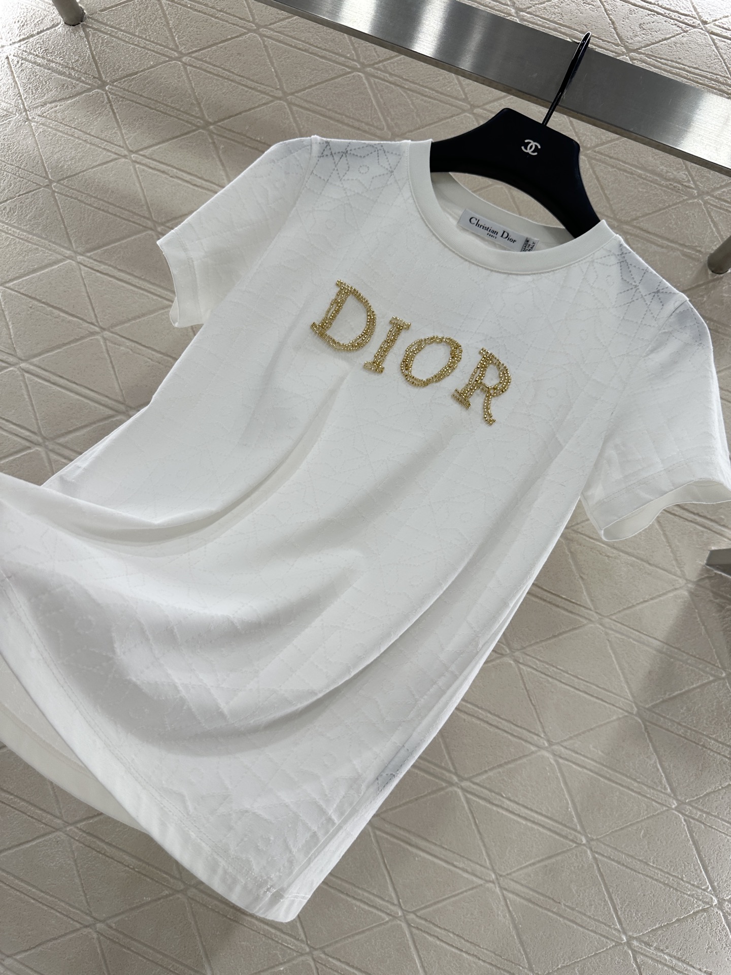 ♥Dio*♥2025新品上架
   菱格钉珠𝑇𝑒𝑒
定制YB斜纹全棉材质 透气舒适 质感十足 修身短袖T