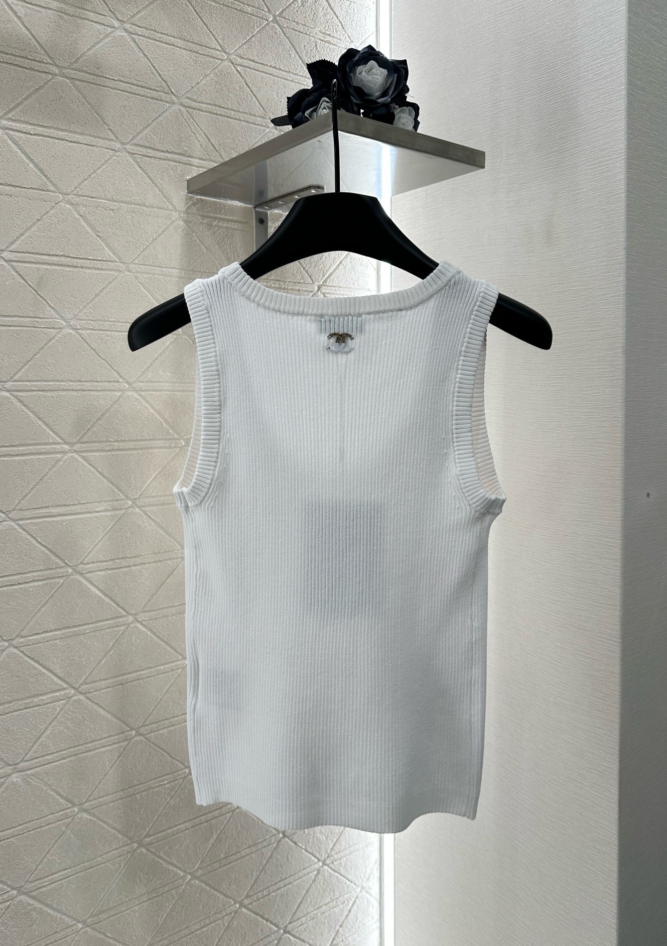 ♥Chane*♥2025新品上架
     镂空针织背心上衣
定制YB进口纱线织造 肌理细腻 舒适有型 