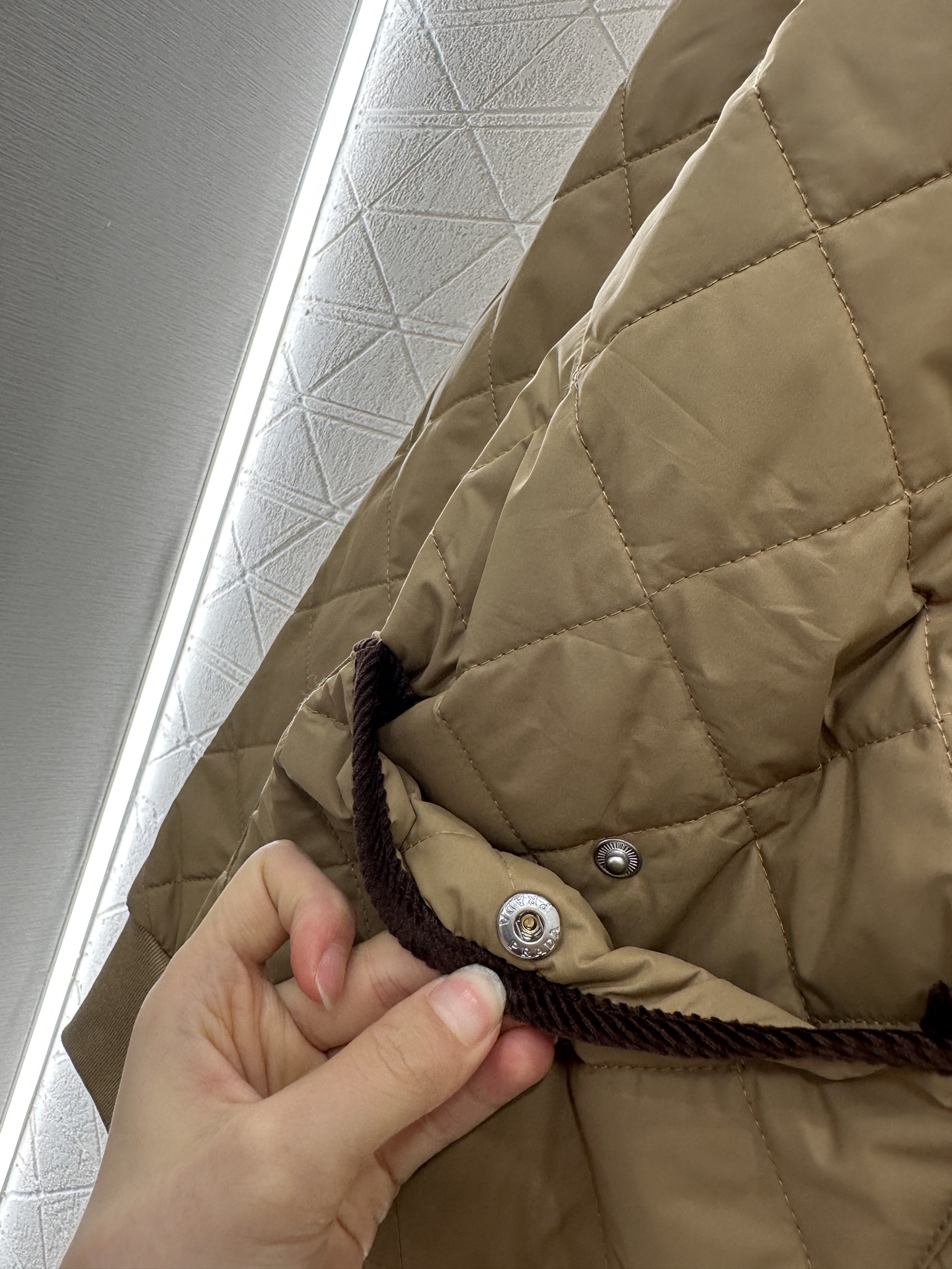 ♥Prad*♥2025新品上架
     菱格圆领羽绒棉服
定制YB进口防风防水尼龙材质 其工艺还原 升
