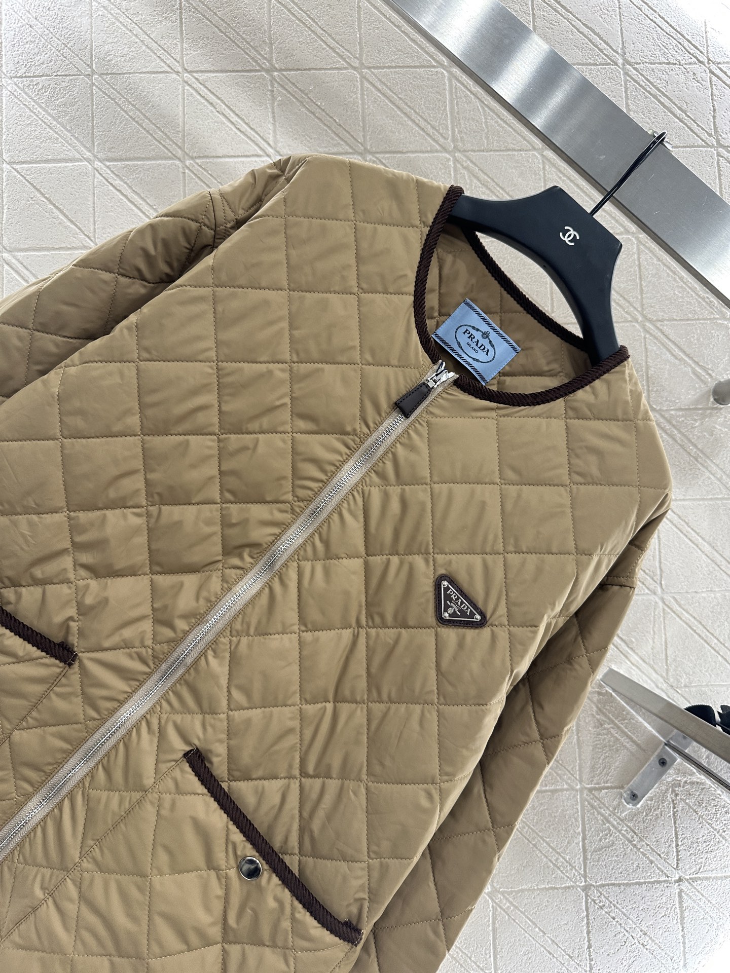 ♥Prad*♥2025新品上架
     菱格圆领羽绒棉服
定制YB进口防风防水尼龙材质 其工艺还原 升