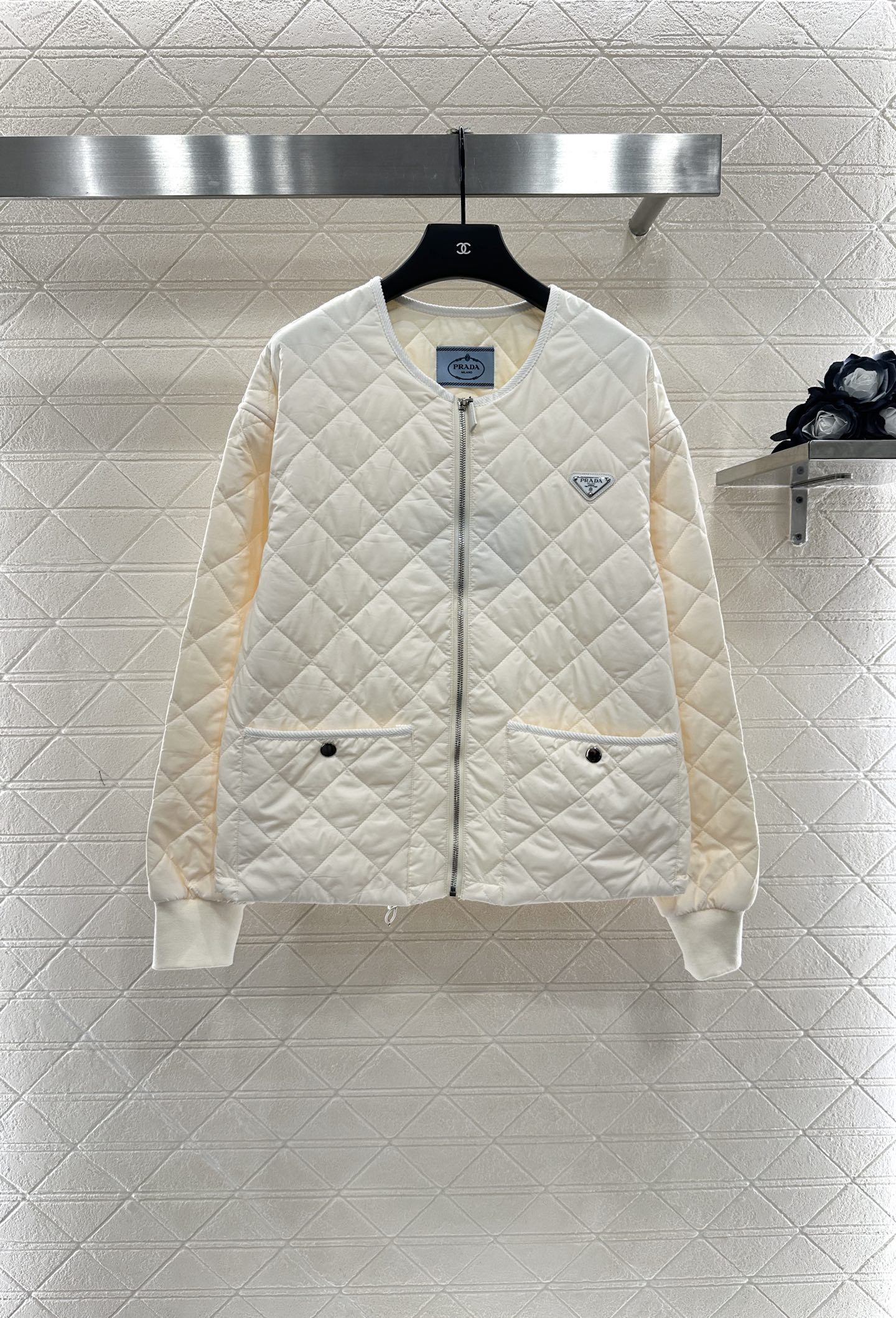 ♥Prad*♥2025新品上架
     菱格圆领羽绒棉服
定制YB进口防风防水尼龙材质 其工艺还原 升
