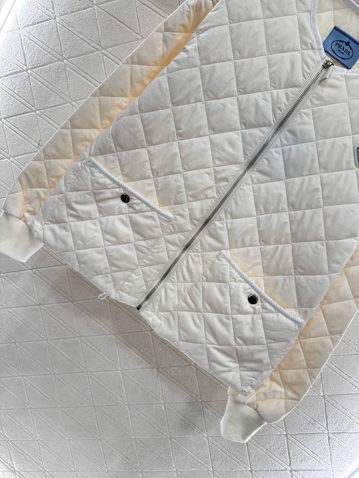 ♥Prad*♥2025新品上架
     菱格圆领羽绒棉服
定制YB进口防风防水尼龙材质 其工艺还原 升