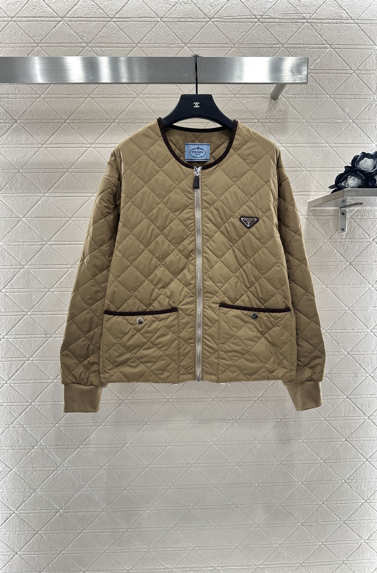 ♥Prad*♥2025新品上架
     菱格圆领羽绒棉服
定制YB进口防风防水尼龙材质 其工艺还原 升