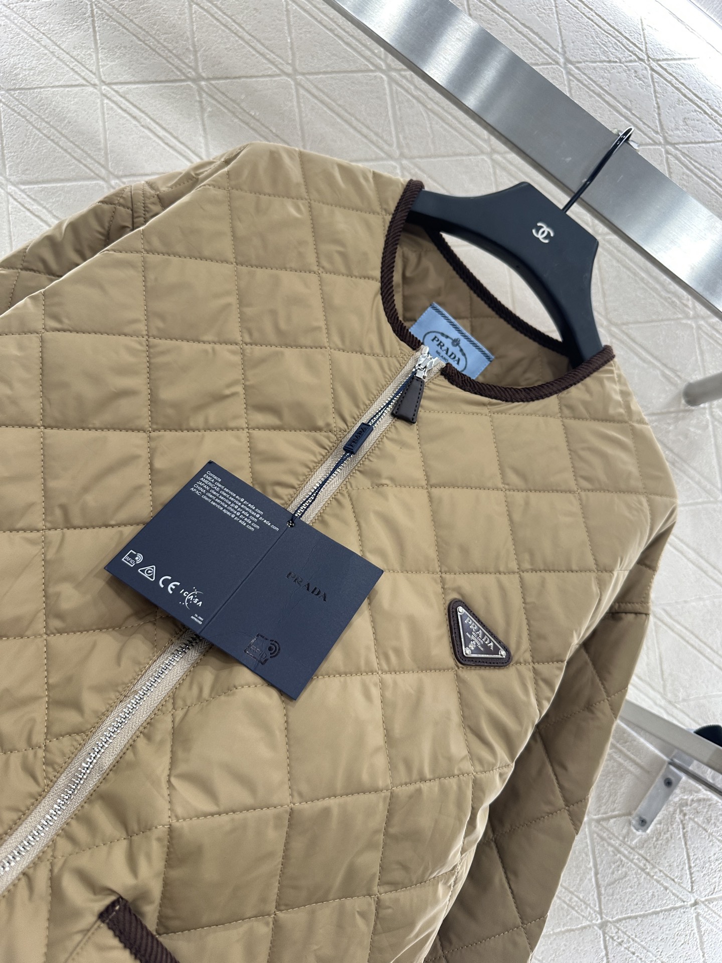 ♥Prad*♥2025新品上架
     菱格圆领羽绒棉服
定制YB进口防风防水尼龙材质 其工艺还原 升