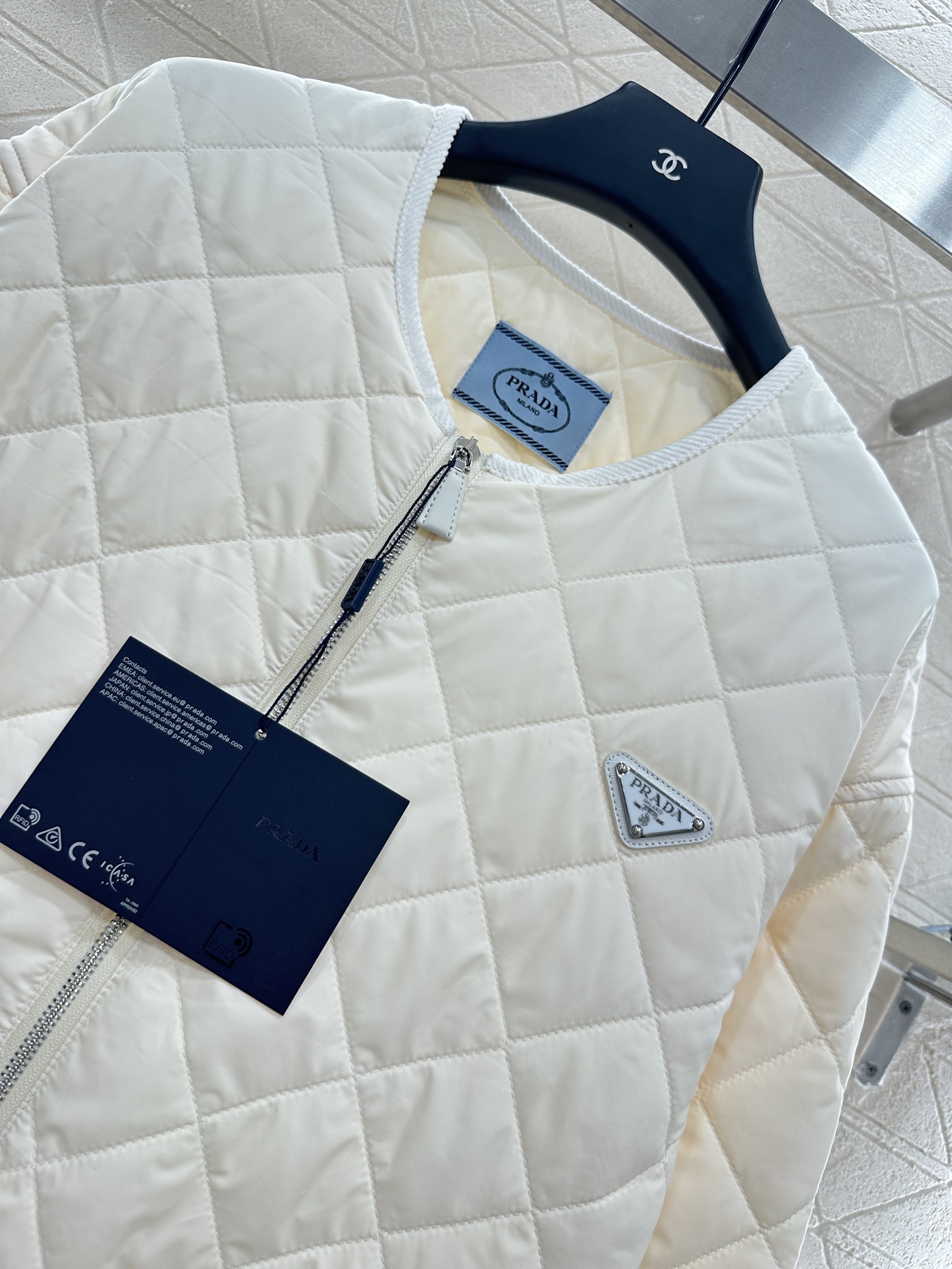 ♥Prad*♥2025新品上架
     菱格圆领羽绒棉服
定制YB进口防风防水尼龙材质 其工艺还原 升