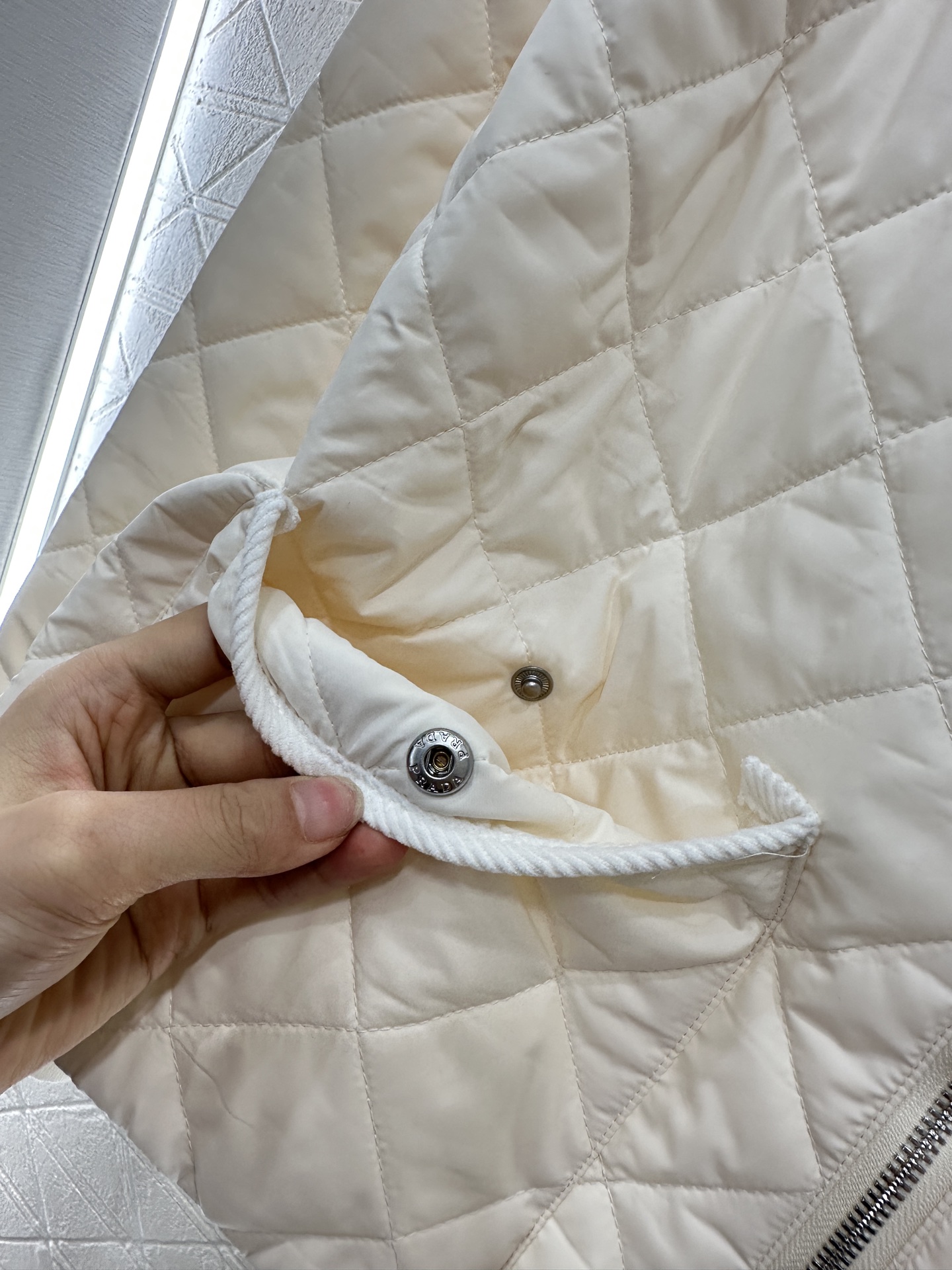 ♥Prad*♥2025新品上架
     菱格圆领羽绒棉服
定制YB进口防风防水尼龙材质 其工艺还原 升