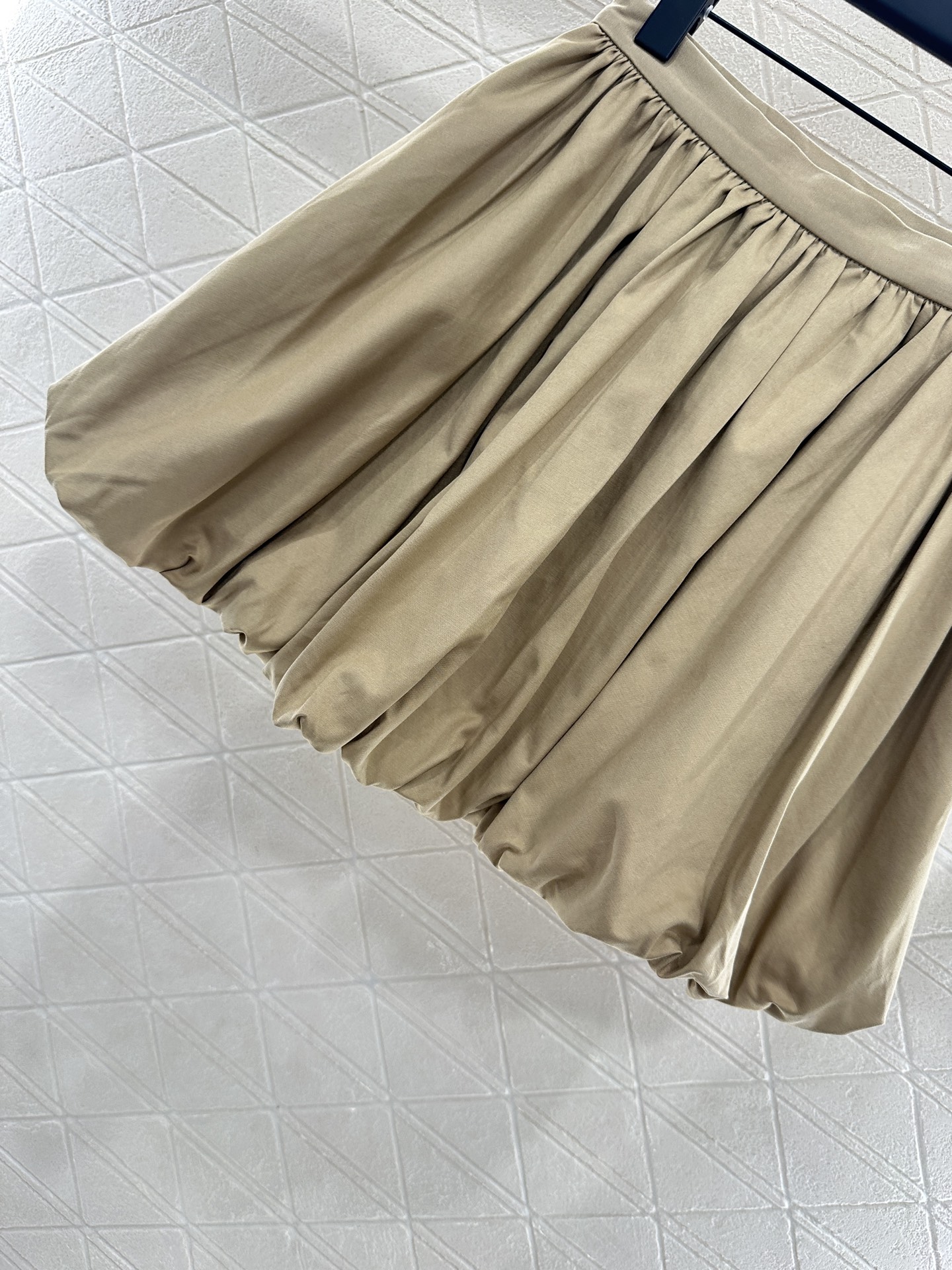 Title: Women’s High-Waist Bubble Shorts Suit Review Summary: P528 suit features high-waist bubble shorts with customizable cotton fabric and stylish design for a unique fashion charm. - 图片 5