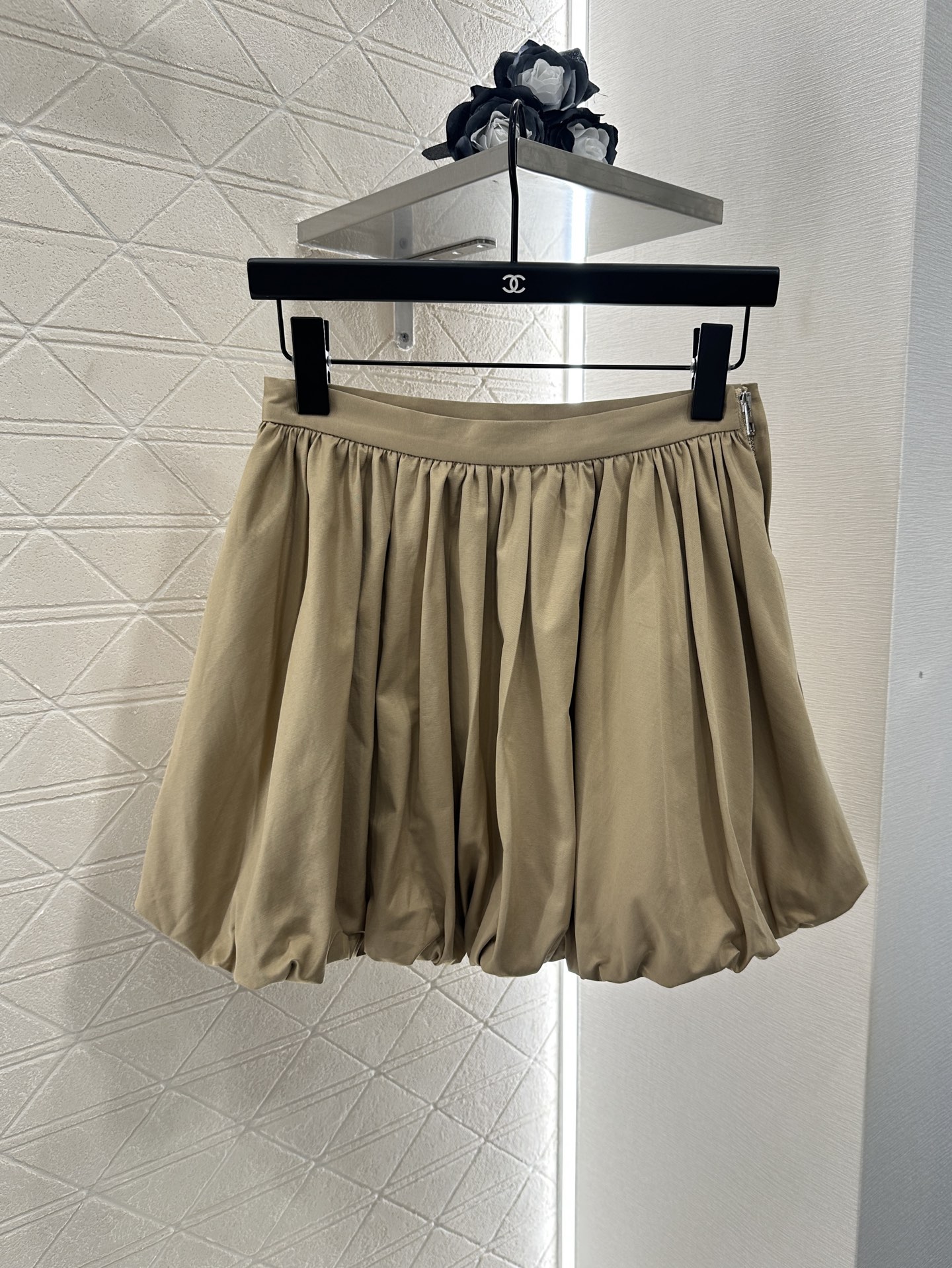 Title: Women’s High-Waist Bubble Shorts Suit Review Summary: P528 suit features high-waist bubble shorts with customizable cotton fabric and stylish design for a unique fashion charm. - 图片 1